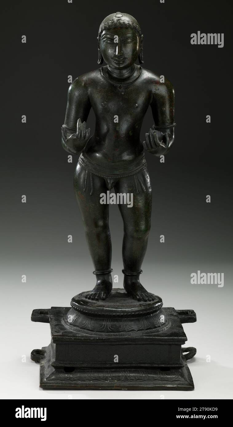 Kind Shaiva Saint Sambandar, 15. Jahrhundert, 21 x 9 x 7 1/4 Zoll (53,34 x 22,86 x 18,42 cm), Bronze, Indien, 15. Jahrhundert, Sambandar war einer von 63 Heiligen, die zwischen dem 6. Und 9. Jahrhundert lebten und Lieder komponierten, die Shiva loben. Als Vorbilder für den Gläubigen wurden sie in ihrem eigenen Ritus zu heiligen Personen. Sambandar war der jüngste heilige und wird als minimal verziertes, stehendes Kind dargestellt, dessen rechter Zeigefinger nach oben gerichtet hätte. Man sagt, dass er in einem Tempel allein gelassen wurde und vor Hunger weinte. Als Reaktion darauf entstand die Göttin Uma aus einem Bild von sich selbst. Stockfoto
