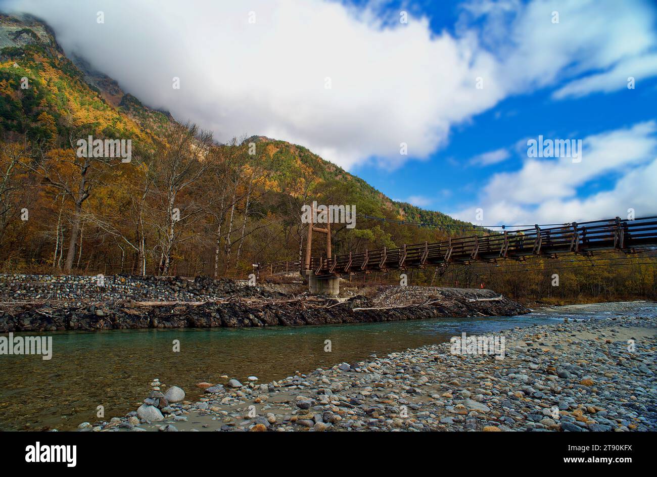 Landschaft der Myojin-Brücke und des Azusa-Flusses im Spätherbst im Kamikochi-Nationalpark, Matsumoto, Nagano, Japan Stockfoto