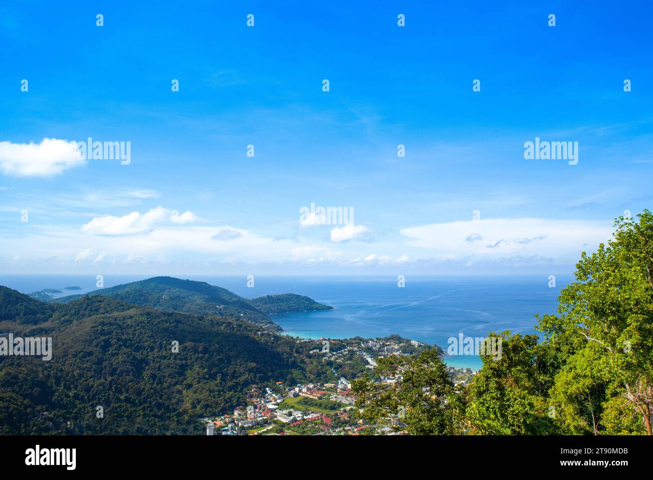 Wunderschöne Landschaft der tropischen Küste des Indischen Ozeans, Phuket Island, Thailand Stockfoto