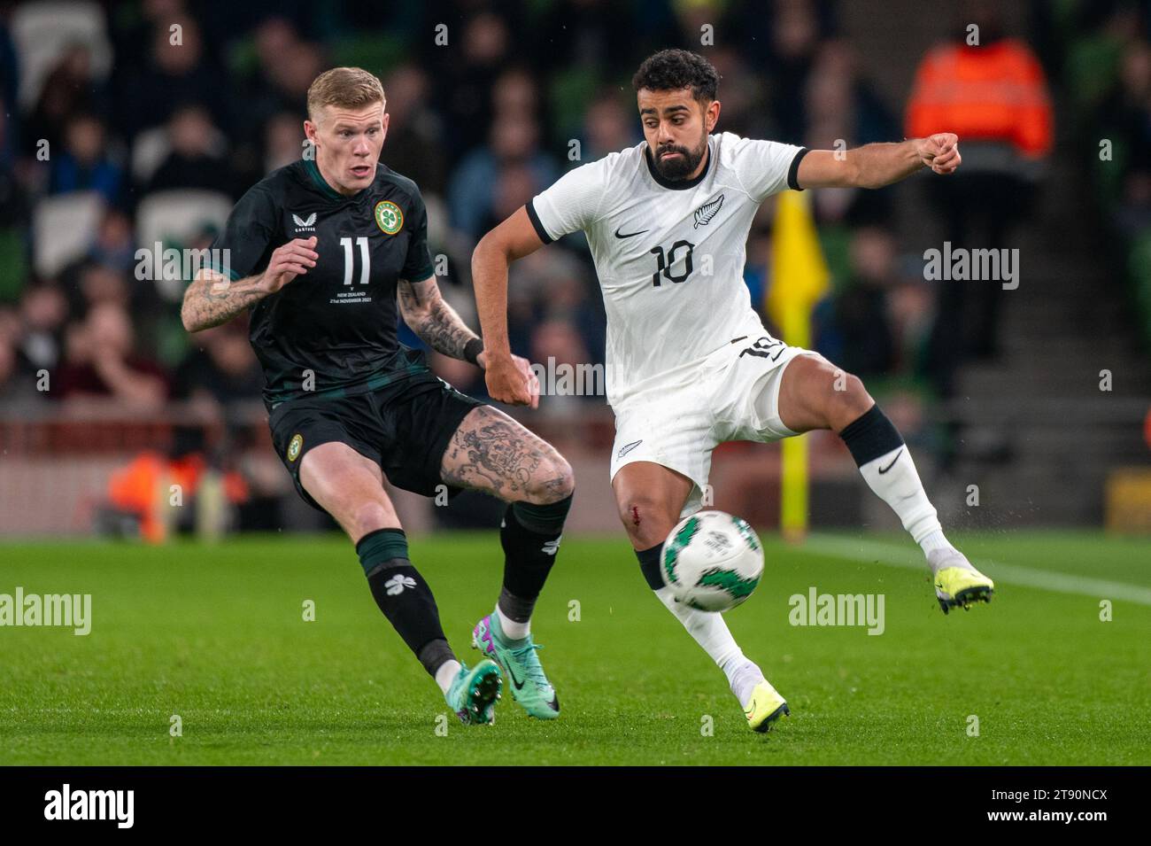 Dublin, Irland. November 2023. James McClean von Irland und Sarpreet Singh von Neuseeland während des Internationalen Freundschaftsspiels zwischen der Republik Irland und Neuseeland im Aviva Stadium in Dublin, Irland am 21. November 2023 (Foto: Andrew SURMA/ Credit: SIPA USA/Alamy Live News Stockfoto