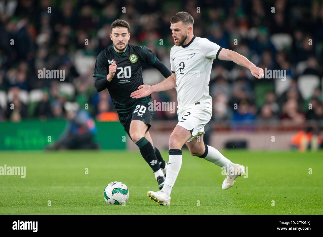 Dublin, Irland. November 2023. Tim Payne aus Neuseeland und Mikey Johnston aus Irland während des Internationalen Freundschaftsspiels zwischen der Republik Irland und Neuseeland im Aviva Stadium in Dublin, Irland am 21. November 2023 (Foto: Andrew SURMA/ Credit: SIPA USA/Alamy Live News) Stockfoto