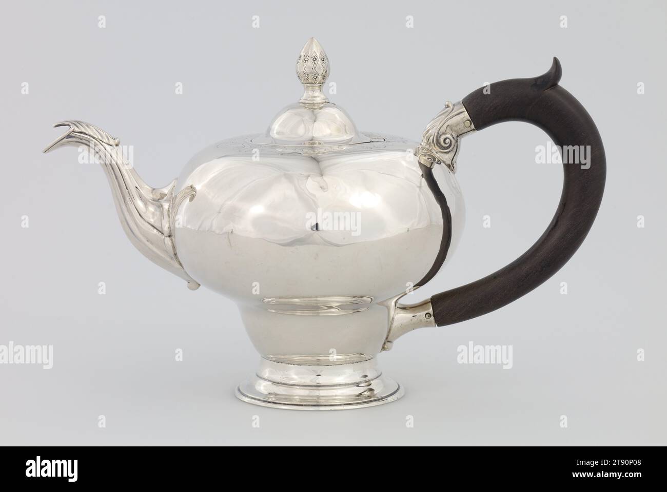 Teekanne, ca. 1760-1765, Elias Pelletreau, amerikanisch, 1736-1810, 6 x 10 Zoll (15,2 x 25,4 cm), Silber, USA, 18. Jahrhundert, diese beiden Objekte sind hochwertige Beispiele für Teewaren aus dem 18. Jahrhundert. Die Teekanne von Pelletreau, der bei Simeon Soumain eine Lehre machte (dessen porringer hier gezeigt wird), hat eine umgedrehte Birnenform, die von Hand kopfüber gehämmert worden wäre, um ihre charakteristische Form zu bilden. Der ähnlich geformte Körper des Richardson-Rahmkännchen mit integriertem Auslauf wurde wahrscheinlich auch aus einem Stück Silber gehoben. Der einfach gegossene Fuß zeichnet diesen Philadelphia-Milchkännchen aus Stockfoto