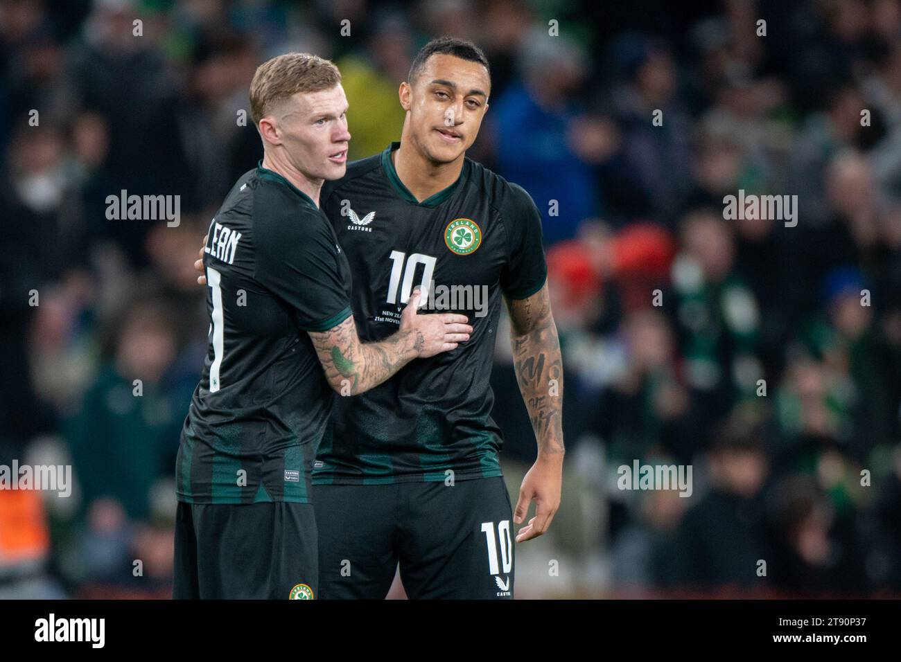 Dublin, Irland. November 2023. Adam Idah aus Irland feiert das Torspiel mit James McClean aus Irland beim Internationalen Freundschaftsspiel zwischen der Republik Irland und Neuseeland im Aviva Stadium in Dublin, Irland am 21. November 2023 (Foto: Andrew SURMA/ Credit: SIPA USA/Alamy Live News) Stockfoto