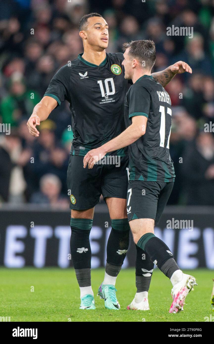 Dublin, Irland. November 2023. Adam Idah aus Irland feiert das Torspiel mit Jason Knight aus Irland während des Internationalen Freundschaftsspiels zwischen der Republik Irland und Neuseeland im Aviva Stadium in Dublin, Irland am 21. November 2023 (Foto: Andrew SURMA/ Credit: SIPA USA/Alamy Live News) Stockfoto