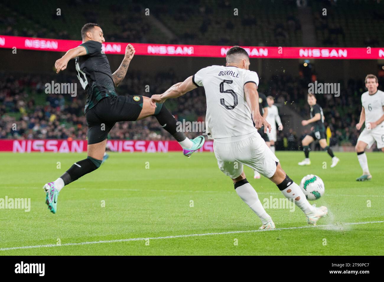 Dublin, Irland. November 2023. Michael Boxall aus Neuseeland und Adam Idah aus Irland während des Internationalen Freundschaftsspiels zwischen der Republik Irland und Neuseeland im Aviva Stadium in Dublin, Irland am 21. November 2023 (Foto: Andrew SURMA/ Credit: SIPA USA/Alamy Live News Stockfoto