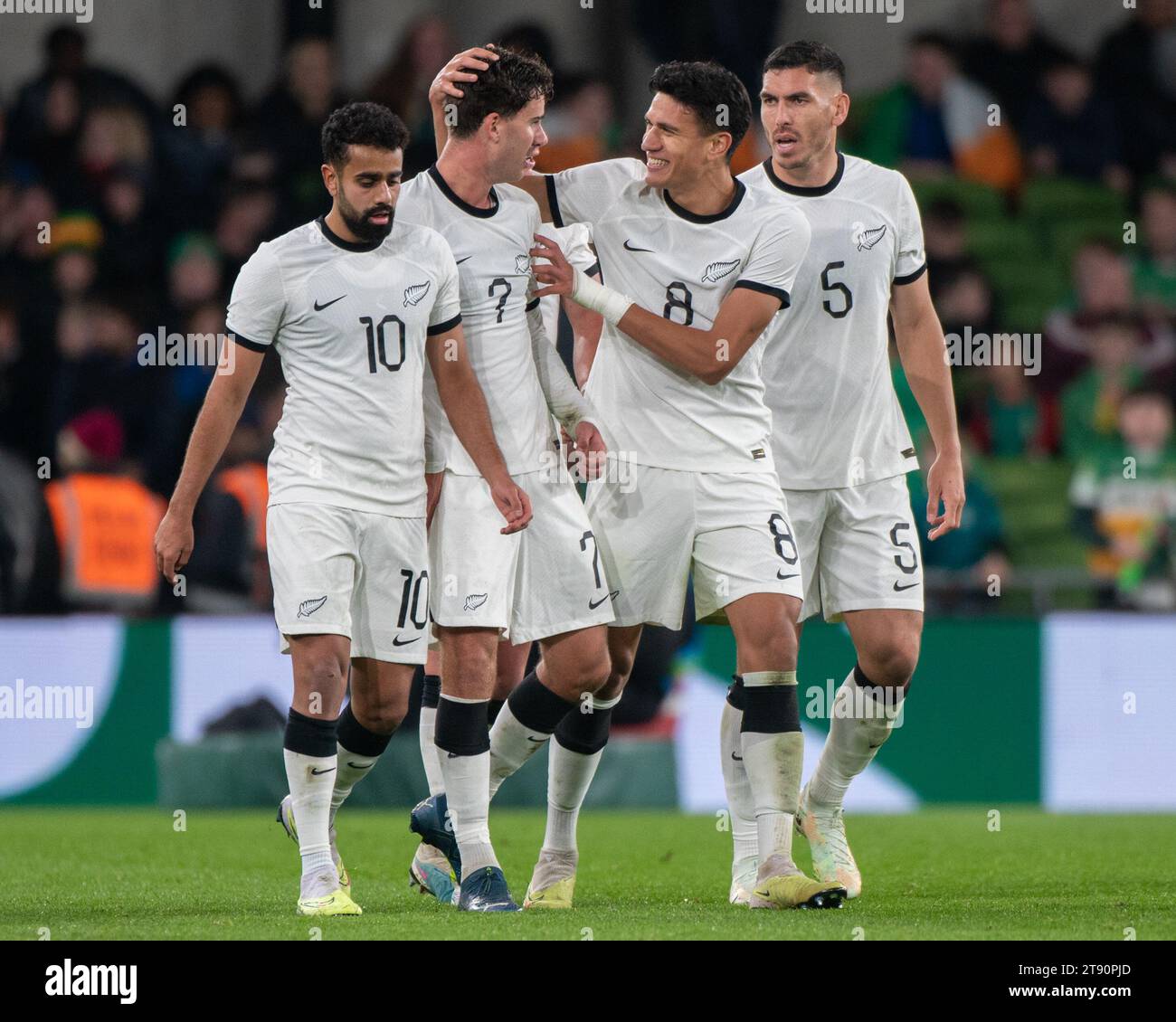 Dublin, Irland. November 2023. Matt Garbett aus Neuseeland feiert am 21. November 2023 im Aviva Stadium in Dublin, Irland, ein Torspiel mit Marko Stamenic aus Neuseeland während des Internationalen Freundschaftsspiels zwischen der Republik Irland und Neuseeland (Foto: Andrew SURMA/ Credit: SIPA USA/Alamy Live News) Stockfoto