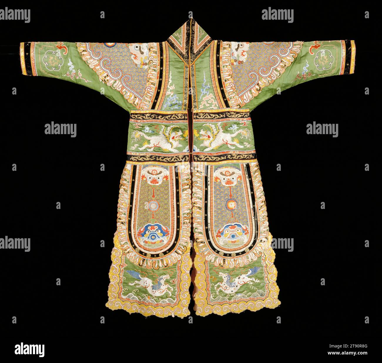 Theatergewand für einen Krieger, Kangxi-Periode, 1662-1722, L 57 cm. (144,78 cm), Satin, China, 17. Bis 18. Jahrhundert, das Pferd symbolisiert in vielen Zusammenhängen der chinesischen Kultur den militärischen Geist. Zwei Pferde galoppieren über den unteren Teil dieses Militärrobes. Geflügelte Löwen brüllen in Himmelslandschaften auf der Taille, während die Löwenmasken, die die Frontpaneele des Gewandes zieren, Kraft und Stärke andeuten Stockfoto
