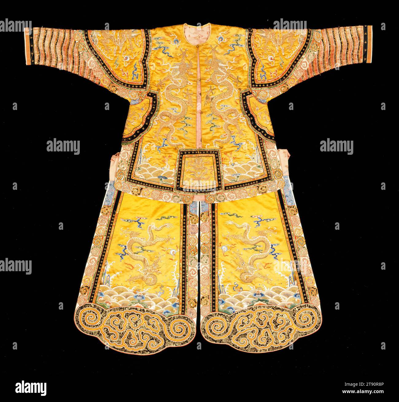 Theaterjacke und Rock für einen Krieger, Kangxi-Periode, 1662-1722, 32 3/4 x 65 Zoll (83,19 x 165,1 cm) (Objektteil, Mantel)47 1/4 x 33 Zoll (120,02 x 83,82 cm) (Objektteil, Chaps)11 1/2 x 11 Zoll (29,21 x 27,94 cm) (Objektteil, Unterarmplatte)9 x 1/2 Zoll (22,86 x 24,13 cm) (Objektteil, Lendenwirbelplatte), Satin, China, 17.-18. Jahrhundert Stockfoto