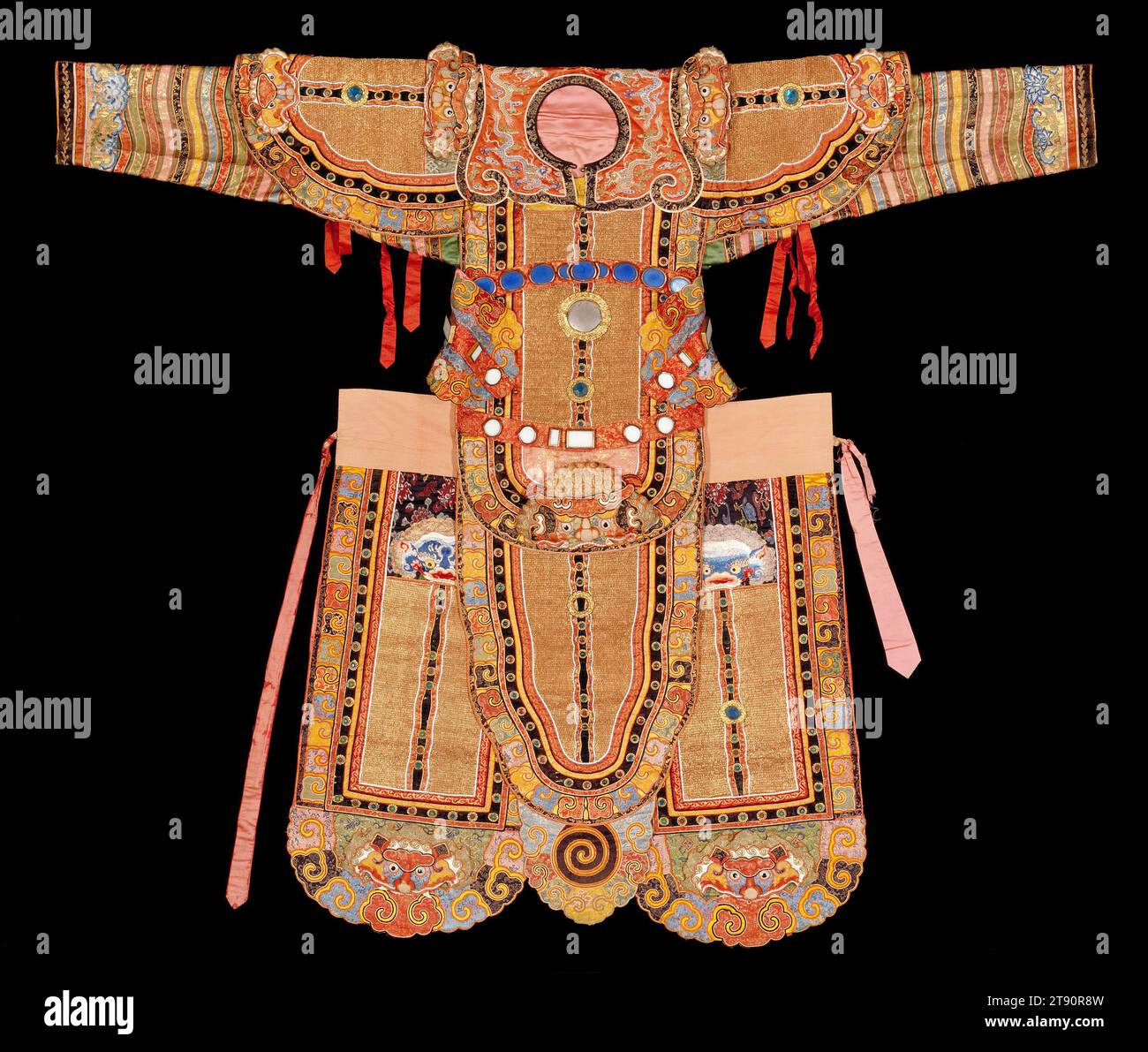 Theaterjacke und Rock für einen Krieger, Kangxi-Periode, 1662-1722, L 52-1/8 Zoll, Satin, China, 17.-18. Jahrhundert, wie die meisten Theaterkostüme, ist dieses farbenfrohe zweiteilige Militäroutfit eine Übertreibung echter Kleidung. Raffinierte Nietenarbeiten, Metallfäden, die auf die Seide genäht sind, und gepolsterte Löwenmasken zieren Schultern und Taille und simulieren eine genietete Plattenrüstung. Das Kostüm ist eines von mehreren, die in den 1920er Jahren aus dem Bestand eines Theaters auf dem Hofgelände des Kaisers, der Verbotenen Stadt, erworben wurden Stockfoto