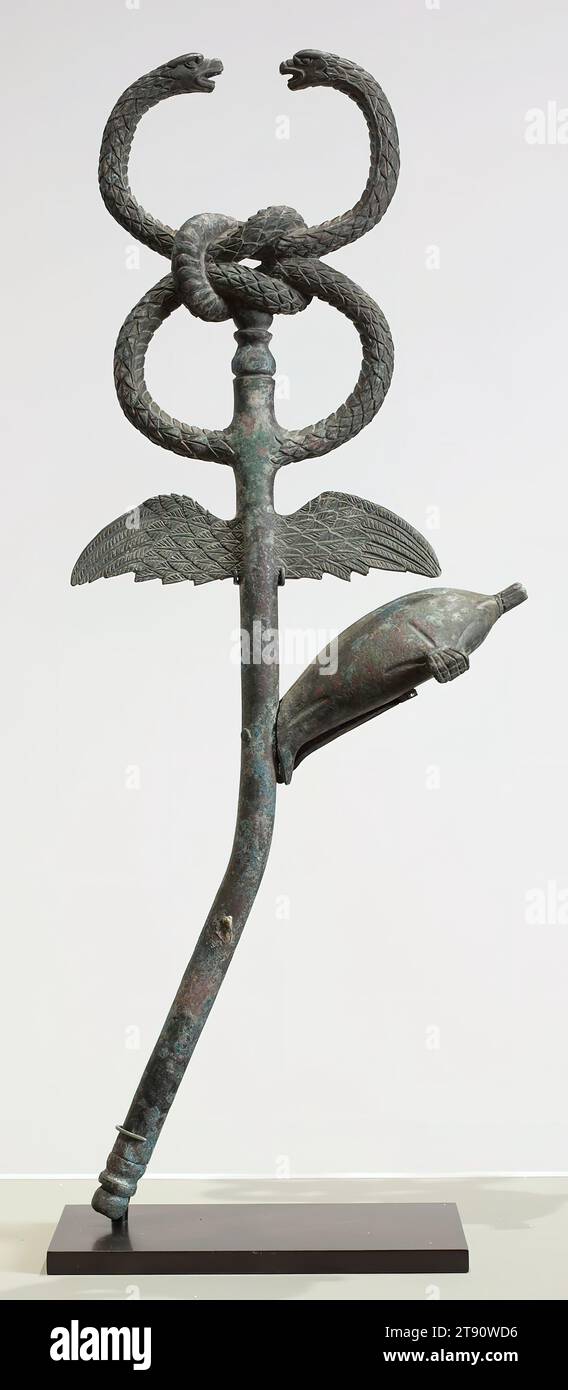 Caduceus, 2. Jahrhundert, 26 1/8 x 12 3/4 x 5 3/4 Zoll (66,36 x 32,39 x 14,61 cm) (ca.), Bronze, römisch, 2. Jahrhundert, Eine geflügelte Stange mit zwei Schlangen, die um sie gezwirnt sind, ist ein altes Wahrzeichen der Boten. Ursprünglich aus Kulturen des Nahen Ostens wie Babylonien (im heutigen Irak), wurde es zu einem Attribut von Hermes, dem griechischen Gott des Handels und der Kommunikation, und von Hermes’ römischem Gegenstück, Mercury. Im römischen Mythos warf Mercury seinen Stab auf zwei Schlangen, die am Boden kämpften, die dann aufhörten zu kämpfen und an den Stab gebunden wurden Stockfoto