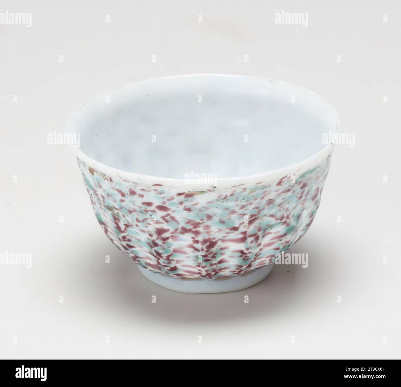 Becher, 18. Jahrhundert, 7/8 x 1/8 x 1/8 Zoll (4,8 x 7,94 x 7,94 cm), Glas, Schweiz, 18. Jahrhundert Stockfoto