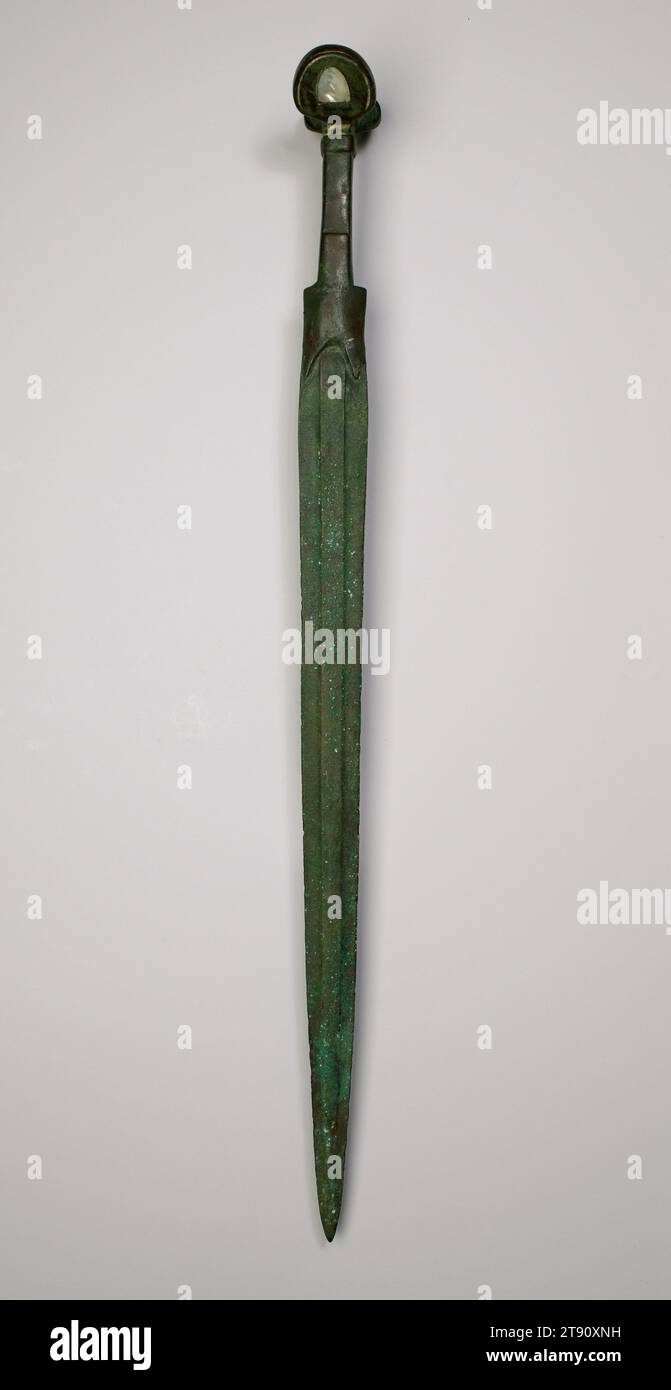Zweischneidiges Schwert, 900-400 v. Chr., 28 3/4 x 3 3/4 x 1 7/8" (73 x 9,5 x 4,8 cm), Bronze, Perlmutt, Persien (Iran), 9.-4. Jahrhundert v. Chr Stockfoto