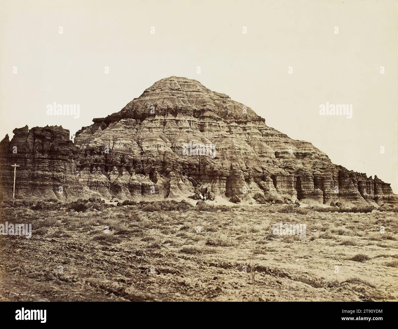 Church Buttes, nahe Fort Bridger, Wyoming Territory, um 1870, Andrew Joseph Russell; Autor: Ferdinand V. Hayden, amerikanisch, 1830 - 1902, 5 15/16 x 7 13/16 cm (15,08 x 19,84 cm) (Bild)9 3/16 x 11 15/16 Zoll (23,34 x 30,32 cm) (Halterung), Albumendruck, USA, 19. Jahrhundert Stockfoto