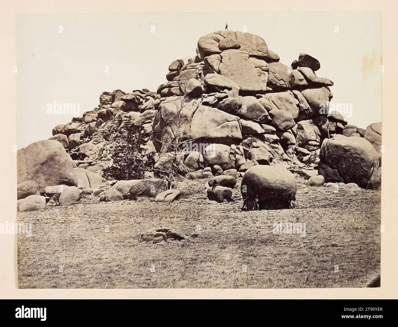 Skull Rock (Granit), Sherman Station, Laramie Mountains, um 1870, Andrew Joseph Russell; Autor: Ferdinand V. Hayden, amerikanisch, 1830 - 1902, 6 x 7/8 cm (15,24 x 20 cm) (Bild)9 1/4 x 11 15/16 Zoll (23,5 x 30,32 cm) (Halterung), Albumendruck, USA, 19. Jahrhundert Stockfoto