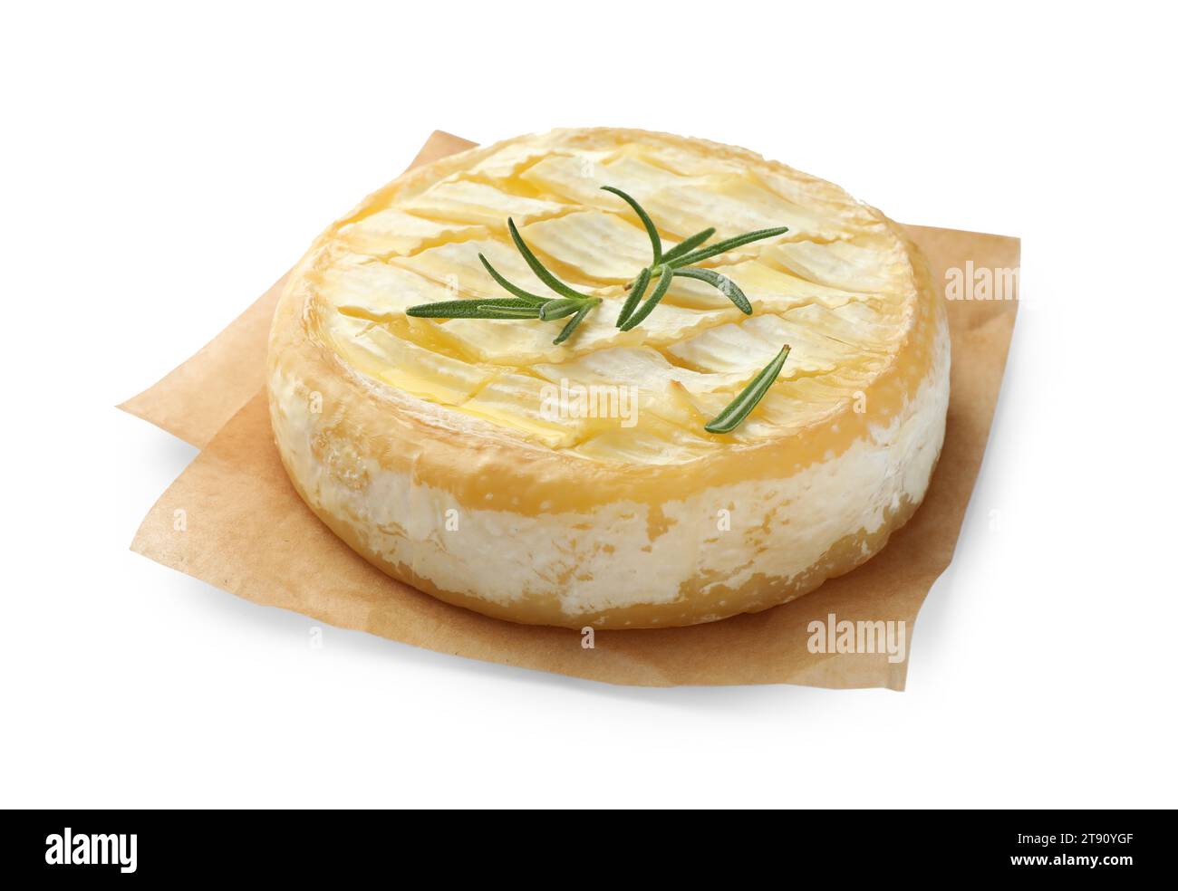 Leckerer gebackener Brie-Käse mit Rosmarin isoliert auf weiß Stockfoto
