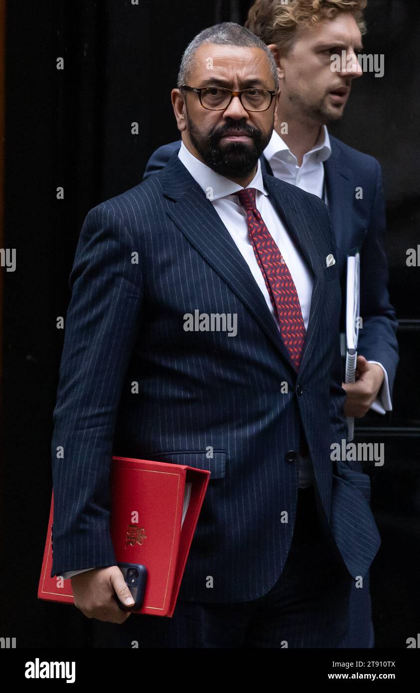 London, Großbritannien. November 2023. James verlässt eine Kabinettssitzung in der Downing Street, London. Gestern führte Premierminister Rishi Sunak eine überraschende Umgruppierung seines Kabinetts durch, entließ Suella Braverman als Innenministerin und übergab dem ehemaligen Premierminister David Cameron einen Peerage, der als Außenminister einen Schock zurückkehrt. Quelle: SOPA Images Limited/Alamy Live News Stockfoto