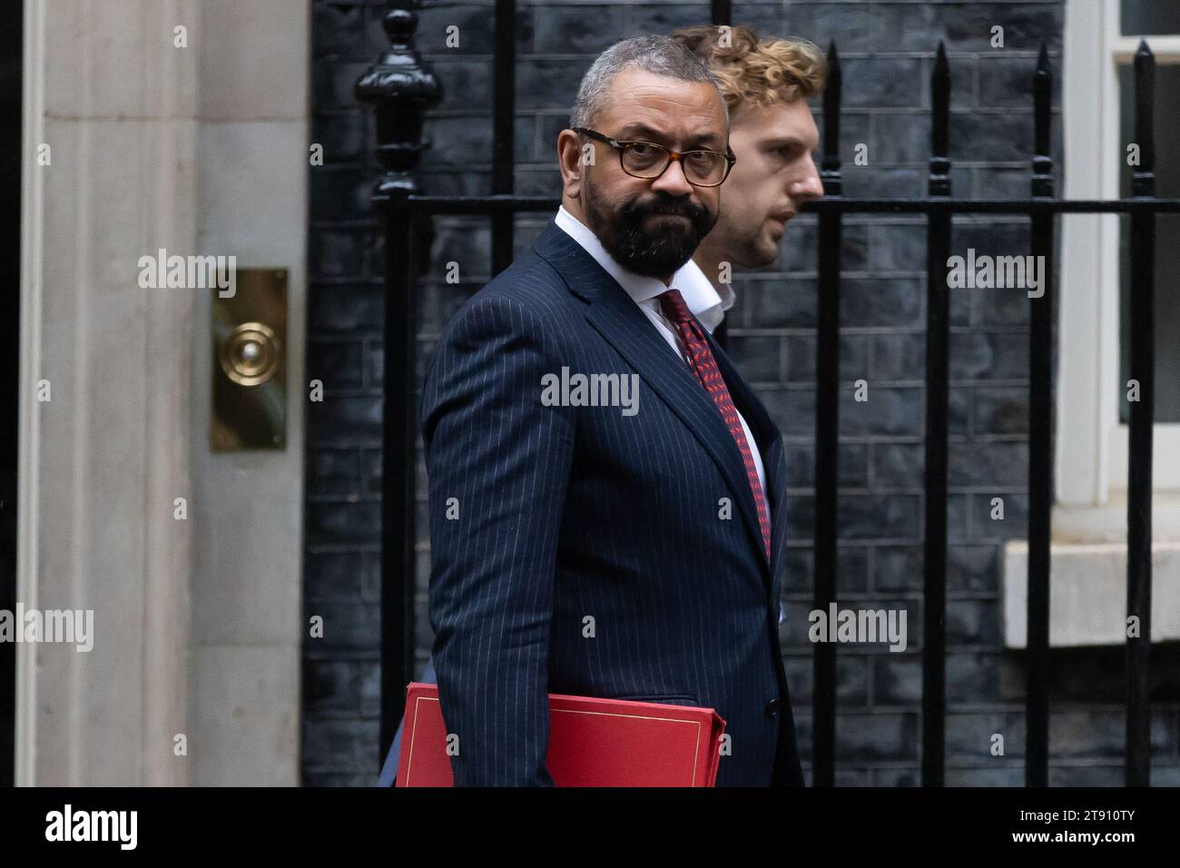 London, Großbritannien. November 2023. James verlässt eine Kabinettssitzung in der Downing Street, London. Gestern führte Premierminister Rishi Sunak eine überraschende Umgruppierung seines Kabinetts durch, entließ Suella Braverman als Innenministerin und übergab dem ehemaligen Premierminister David Cameron einen Peerage, der als Außenminister einen Schock zurückkehrt. Quelle: SOPA Images Limited/Alamy Live News Stockfoto