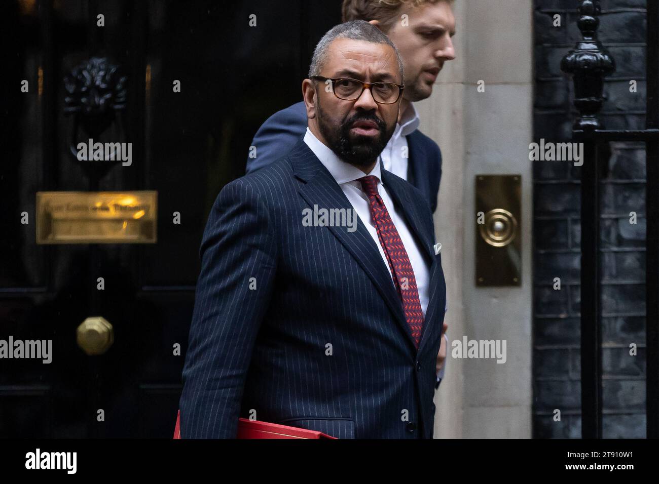 London, Großbritannien. November 2023. James verlässt eine Kabinettssitzung in der Downing Street, London. Gestern führte Premierminister Rishi Sunak eine überraschende Umgruppierung seines Kabinetts durch, entließ Suella Braverman als Innenministerin und übergab dem ehemaligen Premierminister David Cameron einen Peerage, der als Außenminister einen Schock zurückkehrt. Quelle: SOPA Images Limited/Alamy Live News Stockfoto