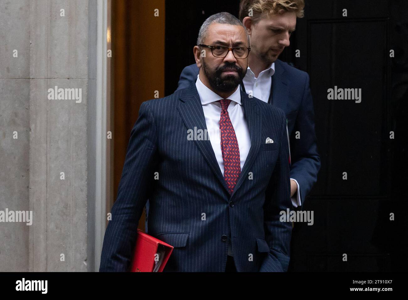 London, Großbritannien. November 2023. James verlässt eine Kabinettssitzung in der Downing Street, London. Gestern führte Premierminister Rishi Sunak eine überraschende Umgruppierung seines Kabinetts durch, entließ Suella Braverman als Innenministerin und übergab dem ehemaligen Premierminister David Cameron einen Peerage, der als Außenminister einen Schock zurückkehrt. Quelle: SOPA Images Limited/Alamy Live News Stockfoto