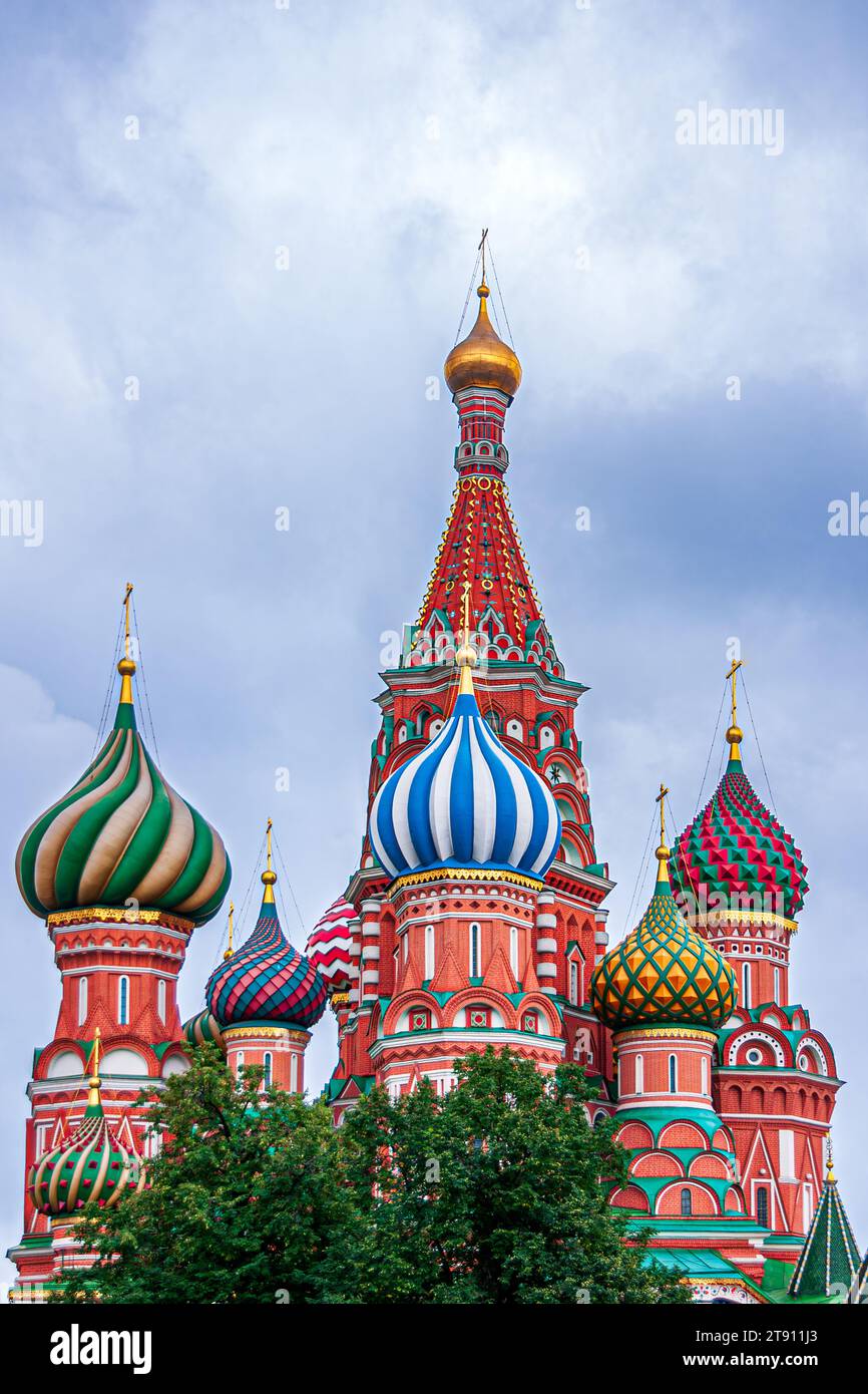 Moskau, Russland - 25. August 2010: Basilius-Kathedrale. Porträt, fokussieren Sie sich auf die farbenfrohen Türme mit zwiebelförmigen Kuppeln oben vor blauer Wolkenlandschaft Stockfoto