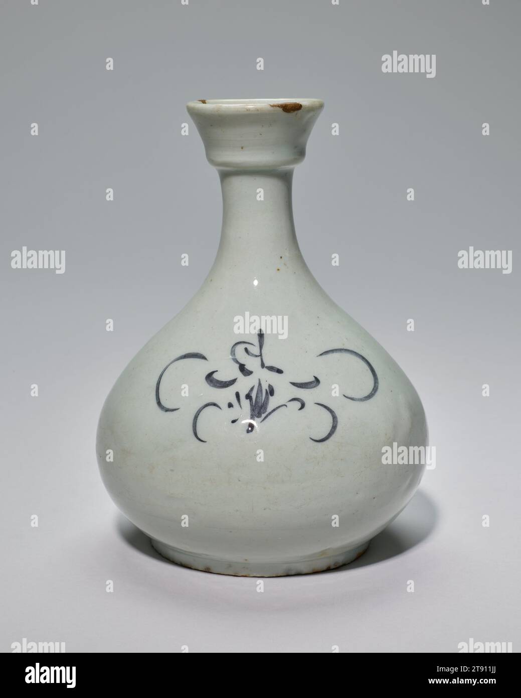 Vase, 18. Jahrhundert, unbekanntes Koreanisch, 1/2 cm (21,59 cm), Porzellan mit Unterglasurblau Dekor, Korea, 18. Jahrhundert, Chinas kultureller Einfluss auf Korea geht auf über zweitausend Jahre zurück, als sie zum ersten Mal Handel betrieben. Dieser Einfluss ist in der koreanischen Keramikproduktion zu beobachten, als die örtlichen Töpfer Ende des 14. Jahrhunderts begannen, Porzellan herzustellen, wobei viele ihrer Waren chinesischen Prototypen nachempfunden waren. Diese spätere Vase ist keine Ausnahme, da sie einen becherartigen Mund aufweist, der auch in chinesischem Porzellan zu sehen ist. Das abstrakte Design in blauer Unterglasur erinnert an Blumen Stockfoto