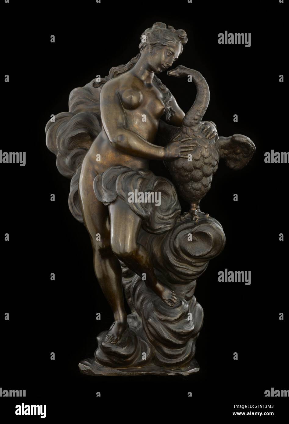 Leda and the Swan, ca. 1710, Antonio Montauti, Italienisch, 1683–1746, 18 Zoll (45,72 cm), Bronze, Italien, 18. Jahrhundert, Zeus, der antike griechische Gott des Himmels und Donners begehrte Leda, die schöne Frau von Tyndareus, König von Sparta. Um ihre Zuneigung zu gewinnen, nahm er die elegante Verkleidung eines Schwans an und näherte sich ihr am Ufer. In Montautis Werk werden die beiden in einer zärtlichen Umarmung gezeigt, wobei der Schwan innig geneigt ist, dem liebevollen Blick des Sterblichen Leda zu begegnen. Ihr enger Augenkontakt deutet darauf hin, dass sie nicht nur eine körperliche Anziehungskraft teilen – den Schwerpunkt der meisten künstlerischen Darstellungen des Themas Stockfoto