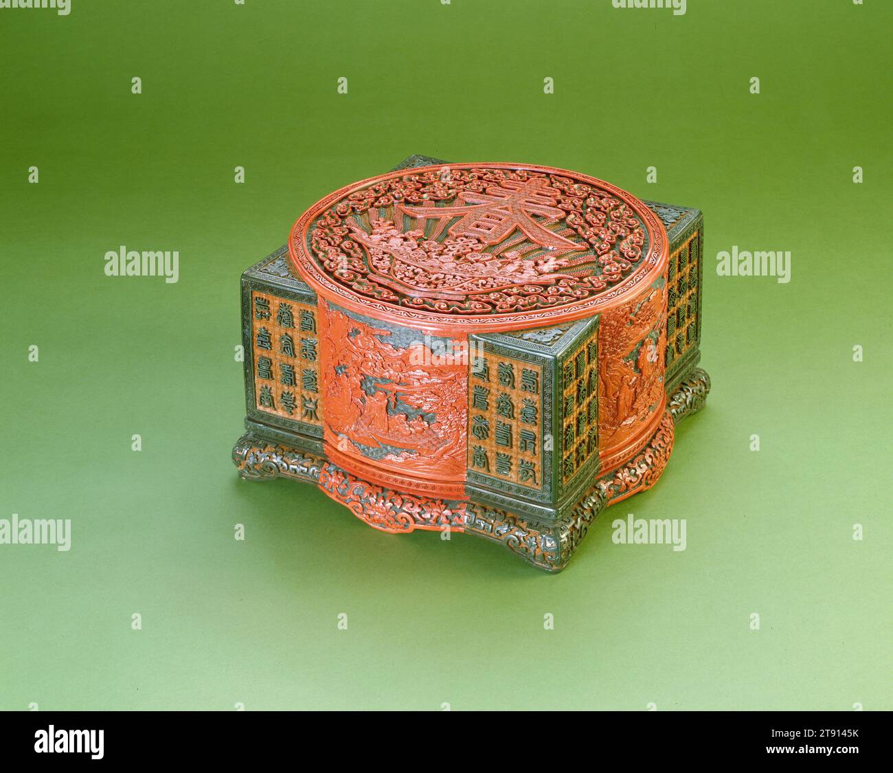 Präsentationsbox und Cover in Tsung-Form, 1736-1795, 6 1/4 x 9 5/8 x 9 5/8 Zoll (15,88 x 24,45 x 24,45 cm), geschnitzter dreifarbiger Lack, China, 18. Jahrhundert, geschnitzter Lack ist ein anspruchsvolles Medium, bei dem durch aufeinanderfolgende Lackschichten, die aus dem saft des Sumakbaums hergestellt werden, eine beträchtliche Dicke aufgebaut wurde. Durch das Wechseln der Farben in diesem langwierigen Schichtprozess und das anschließende Abschneiden auf eine bestimmte Tiefe, um die gewünschte Farbe freizugeben, konnten Handwerker mehrfarbige Szenen erstellen. Oben in dieser Box steht der glückverheißende Charakter für den Frühling Stockfoto