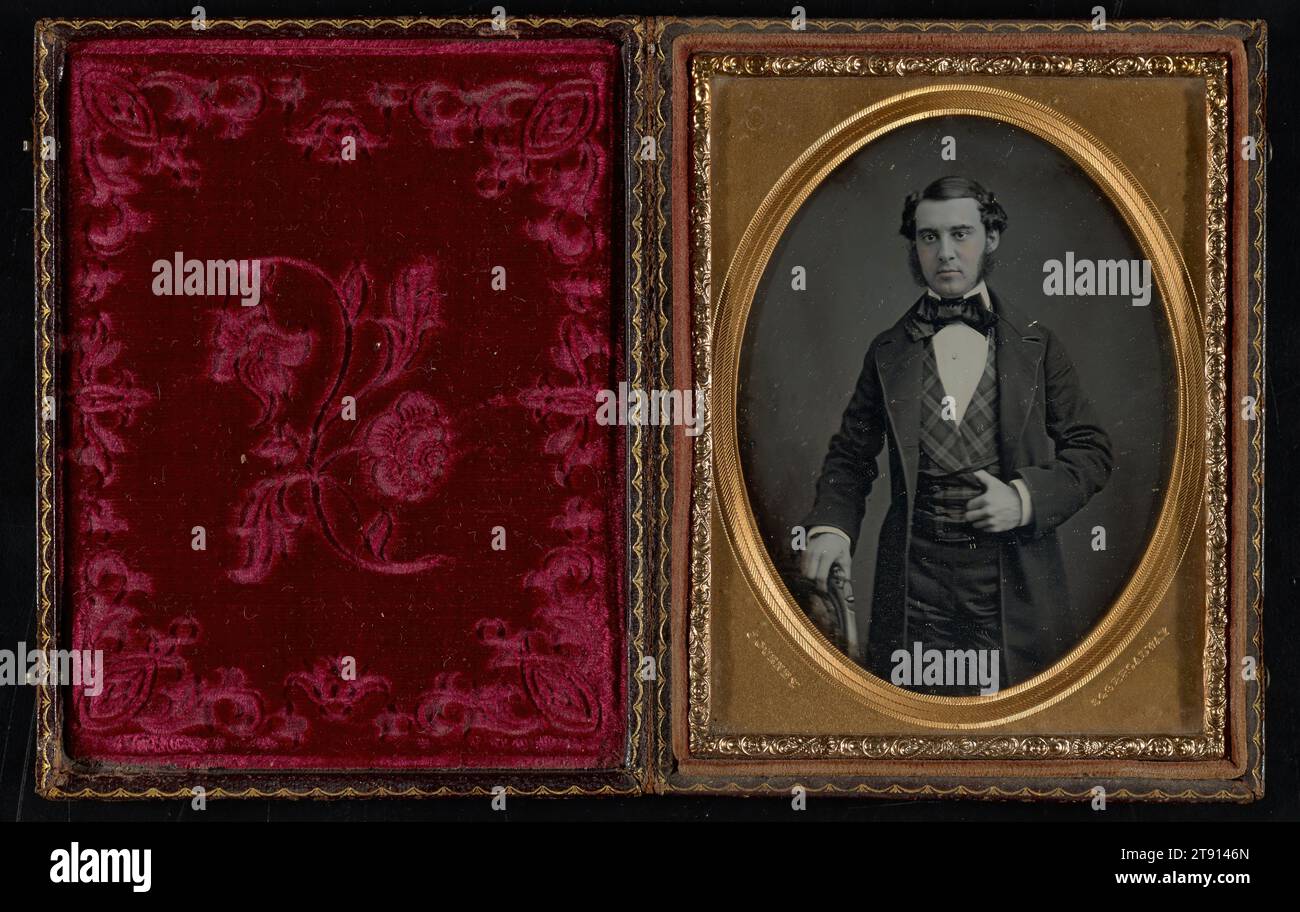 Dreiviertel Porträt eines stehenden Gentleman, 1852-1858, Jeremiah Gurney, Amerikaner, 1812-1895, 1/4 x 1/4 Zoll (10,8 x 8,26 cm) (Bild)4 11/16 x 3 5/8 x 3/4 Zoll (11,91 x 9,21 x 1,91 cm) (Halterung), Daguerreotype (1/4 Platte), USA, 19. Jahrhundert Stockfoto