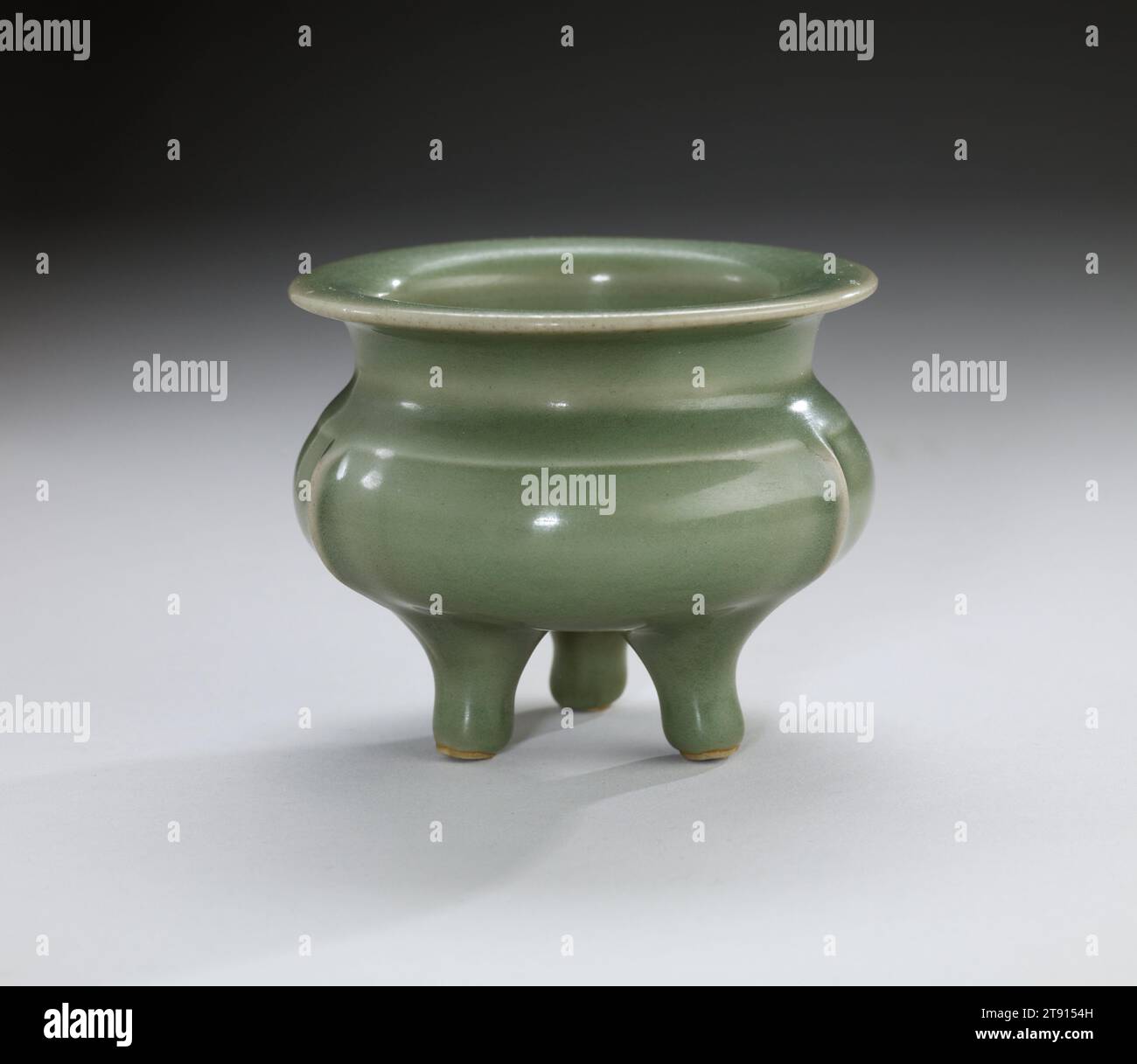 Räucherstativ, 12.-13. Jahrhundert, 3 x 3 3/4 x 3 3/4 Zoll (7,62 x 9,53 x 9,53 cm), Longquan-Steinzeug mit Celadon-Glasur, China, 12.-13. Jahrhundert, aus der Antike verbrannte japanischer Weihrauch (Ko) vor heiligen buddhistischen Bildern als eine von sechs Andachten, die als wirksam bei der Aneignung religiöser Verdienste angesehen werden. Die Verbreitung von duftendem Rauch symbolisiert die Durchdringung des Buddhismus durch das Universum. Als Teil seiner Zubereitung verbrennt ein japanischer Teemeister typischerweise Weihrauch zum Vergnügen der ankommenden Gäste. Stockfoto Räucherstativ, 12.-13. Jahrhundert, 3 x 3 3/4 x 3 3/4 Zoll (7,62 x 9,53 x 9,53 cm), Longquan-Steinzeug mit Celadon-Glasur, China, 12.-13. Jahrhundert, aus der Antike verbrannte japanischer Weihrauch (Ko) vor heiligen buddhistischen Bildern als eine von sechs Andachten, die als wirksam bei der Aneignung religiöser Verdienste angesehen werden. Die Verbreitung von duftendem Rauch symbolisiert die Durchdringung des Buddhismus durch das Universum. Als Teil seiner Zubereitung verbrennt ein japanischer Teemeister typischerweise Weihrauch zum Vergnügen der ankommenden Gäste. Stockfoto