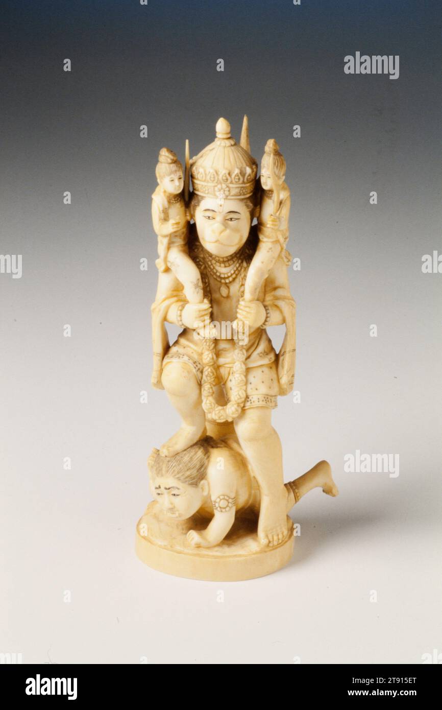 Untitled (Monkey God hält zwei Akolyten mit Füßen auf Dämonenmenfigur), Elfenbein, Indien Stockfoto