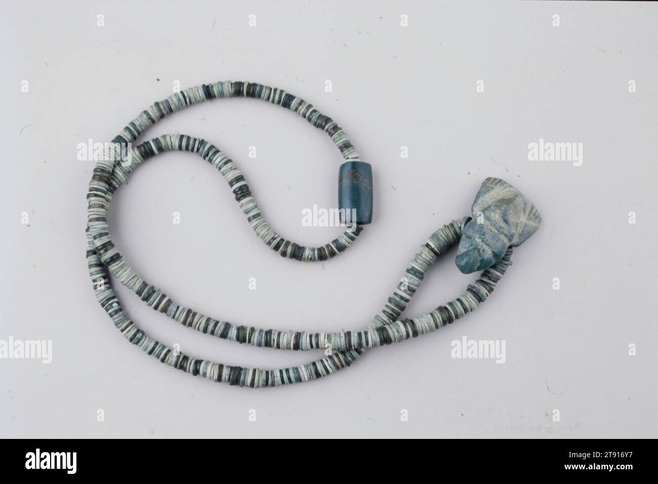 Jade-Halskette mit Vogelanhänger, 1/2 cm (34,3 cm) (Strang), Jade, Mexiko Stockfoto