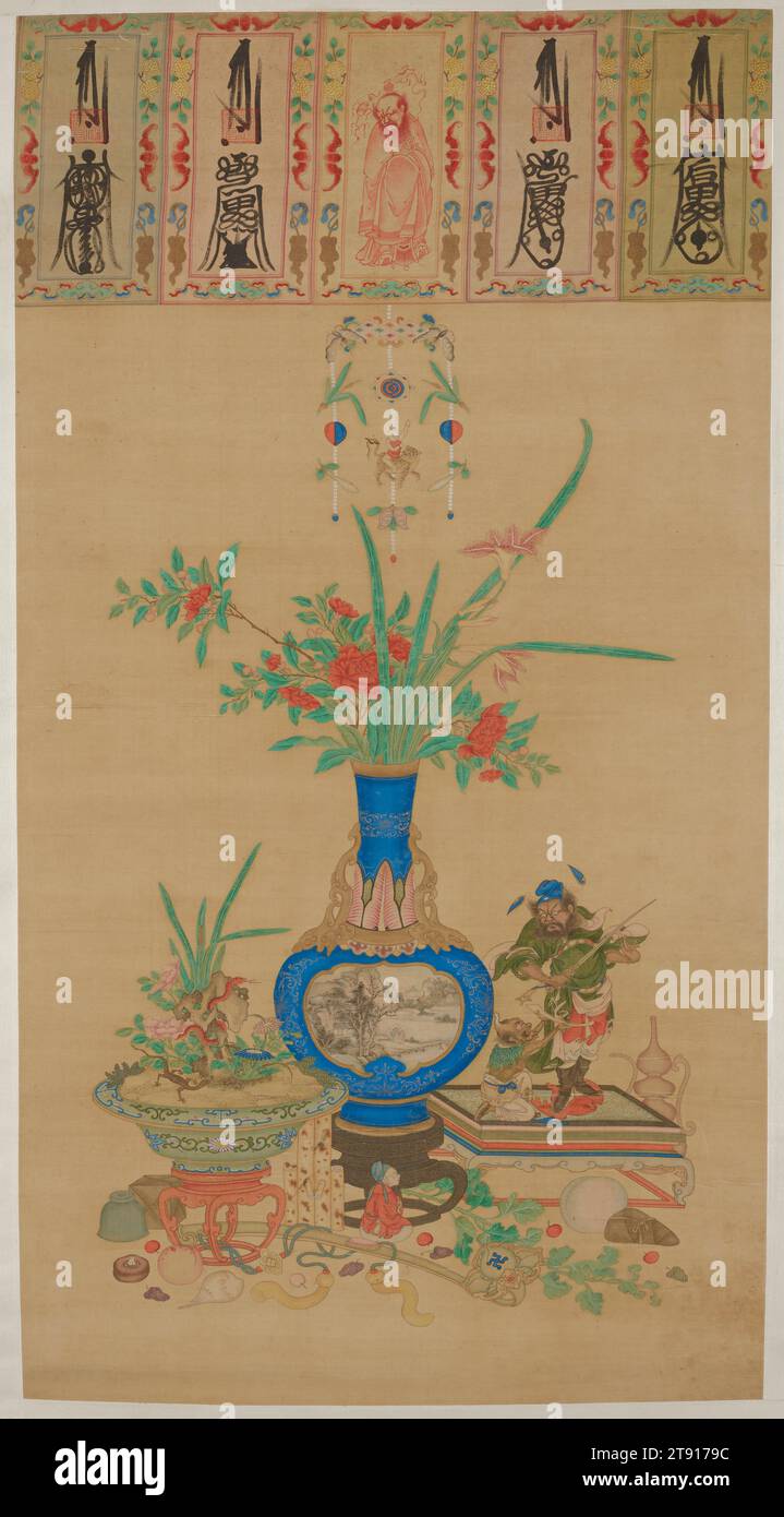 Der Dämonenqueller Zhong Kui, 18. Jahrhundert, Unbekannt, 45 x 3/8 cm (114,3 x 61,91 cm) (Bild), Tinte und Farbe auf Seide, China, 18. Jahrhundert, Gemälde wie dieses wurden gewöhnlich während des Maifestivals (Duanwu) an Türen gehängt als eine Form des Schutzes. Die zentrale Vase enthält süße Fahne, ein langhaariges Gras mit einem so starken Aroma, dass es in der Lage war, giftige Insekten und böse Kräfte abzuwehren, die bei den wärmeren Frühlingstemperaturen auftauchen. Die Figur rechts, die ein Schwert hält, ist Zhong Kui, eine Gottheit, die Geister und böse Geister austreibt. Stockfoto