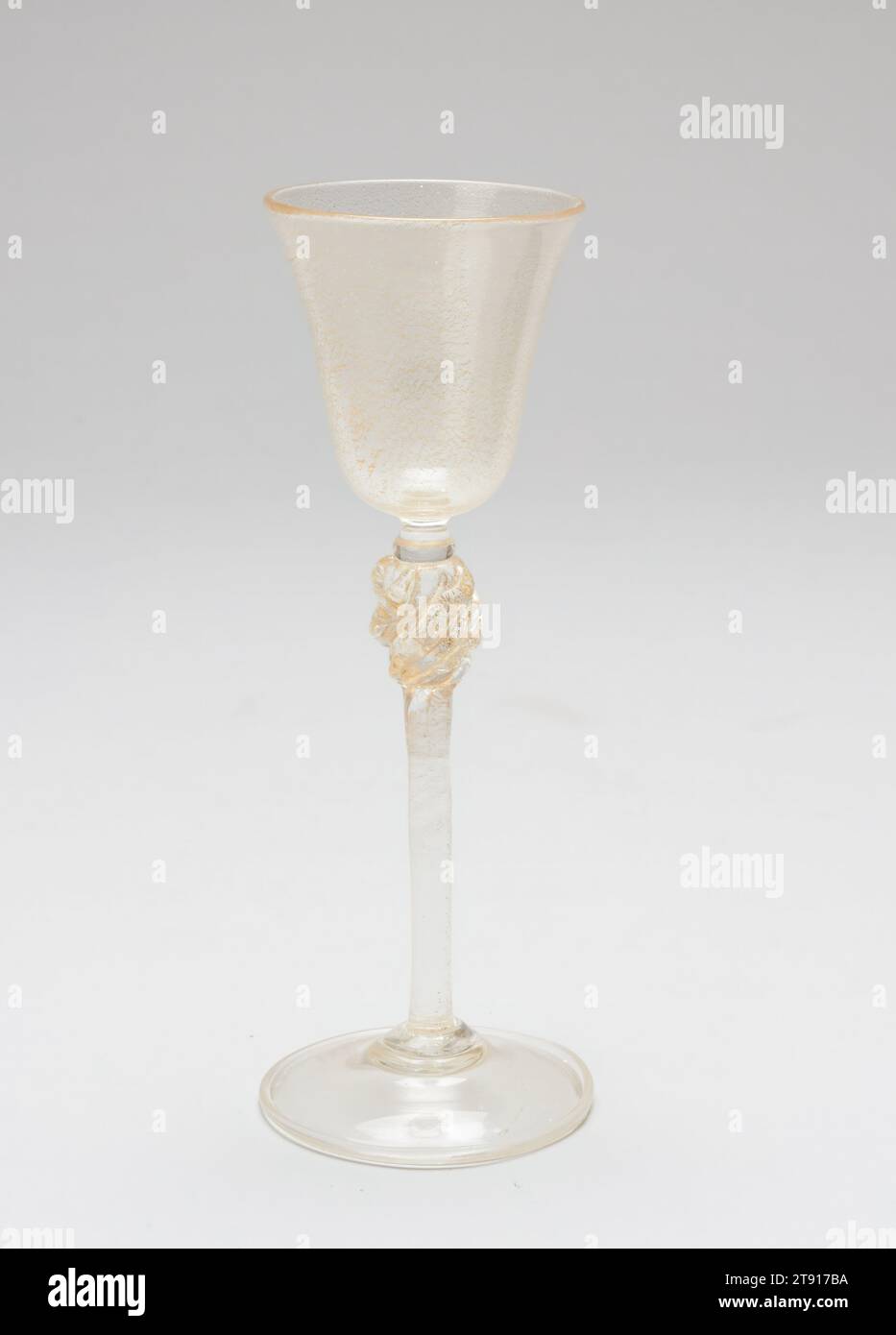 Aperitif Glas, eins von fünf, ca. 1920, 3/8 x 1/2 cm (18,73 x 6,35 cm), Aventuringlas, Italien, 20. Jahrhundert Stockfoto