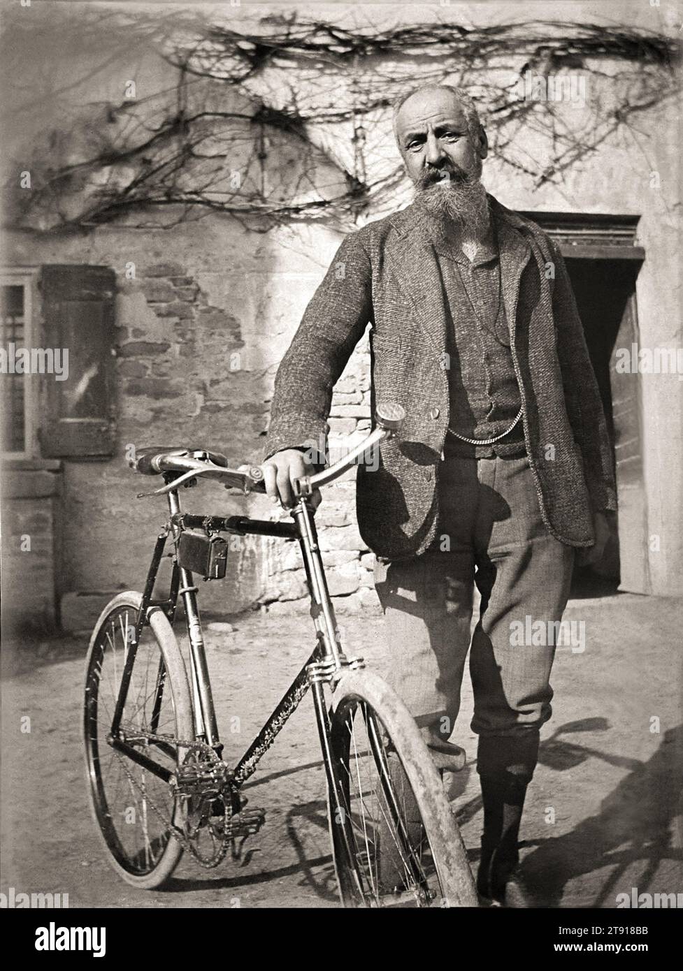 1909 c. , Faenza , Ravenna , ITALIEN : der italienische Schriftsteller , Dichter und Sozialkritiker ALFREDO ORIANI ( 1852 - 1909 ) . Foto von Selmi, Faenza . - LETTERATURA - LITTERATUR - LETTERATO - SCRITTORE - POET - POESIE - POESIE - POETA - SOCIOLOGO CRITICO - SOZIOLOGIE - SOCIOLOGIA - Bart - barba - bicicletta - Fahrrad - campagna - Land - Emilia Romagna - ITALIA - GESCHICHTE - Foto STORICHE - ciclista - ciclismo --- Archivio GBB Stockfoto