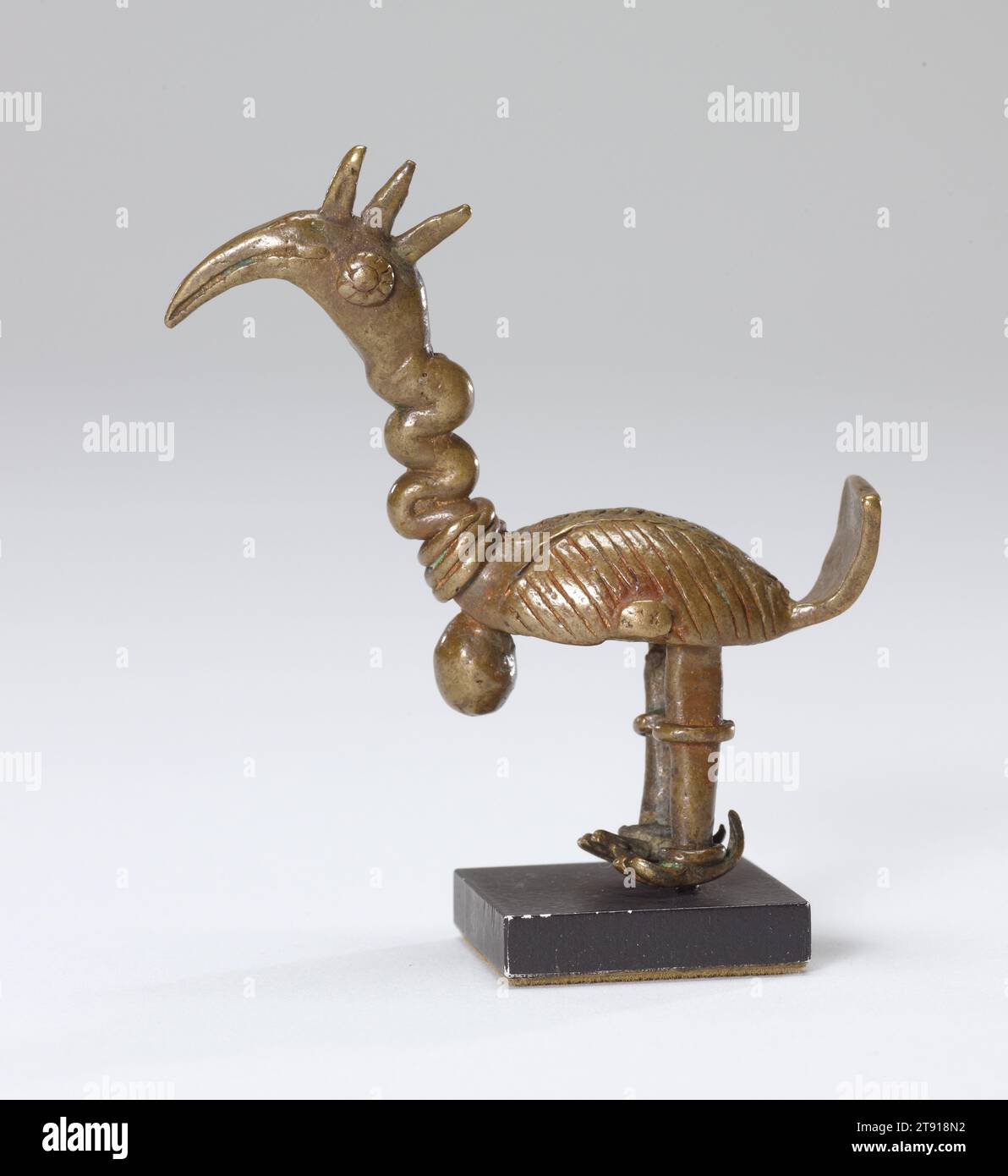 Goldweight Bird, 19.-20. Jahrhundert, 3 x 11/16 x 3/4 Zoll (7,62 x 1,75 x 6,99 cm) (ohne Sockel), Messing, Ghana, 19.-20. Jahrhundert Stockfoto