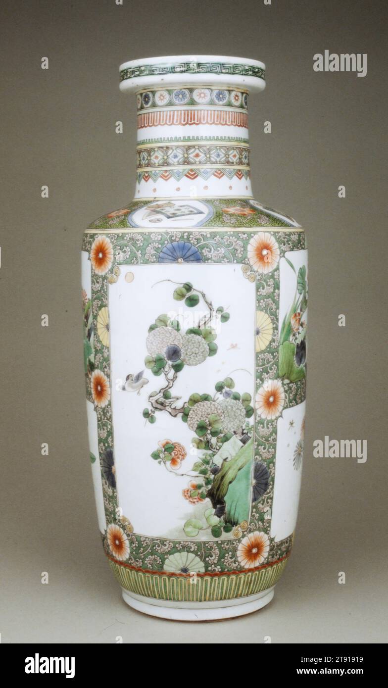 Baluster Vase, 1662-1722, 18 Zoll (45,72 cm), Porzellan mit Überglasung Emaildekor, Famille verte-Ware, China, 17. Bis 18. Jahrhundert, Eine Vielzahl von Standardvasenformen wurden während der K'ang-hsi-Region entwickelt und Famille verte-Emails wurden häufig verwendet, um sie zu verzieren. Die Designs hier sind relativ komplex, mit Reservetafeln mit kleinen Vogel- und Blumenszenen, die auf dem reich brokathaltigen Gelände stehen, das fast die gesamte Oberfläche des Schiffes bedeckt. Dieser offenkundig dekorative Stil war besonders beliebt bei Exportwaren, die auf europäische Märkte verschickt wurden Stockfoto