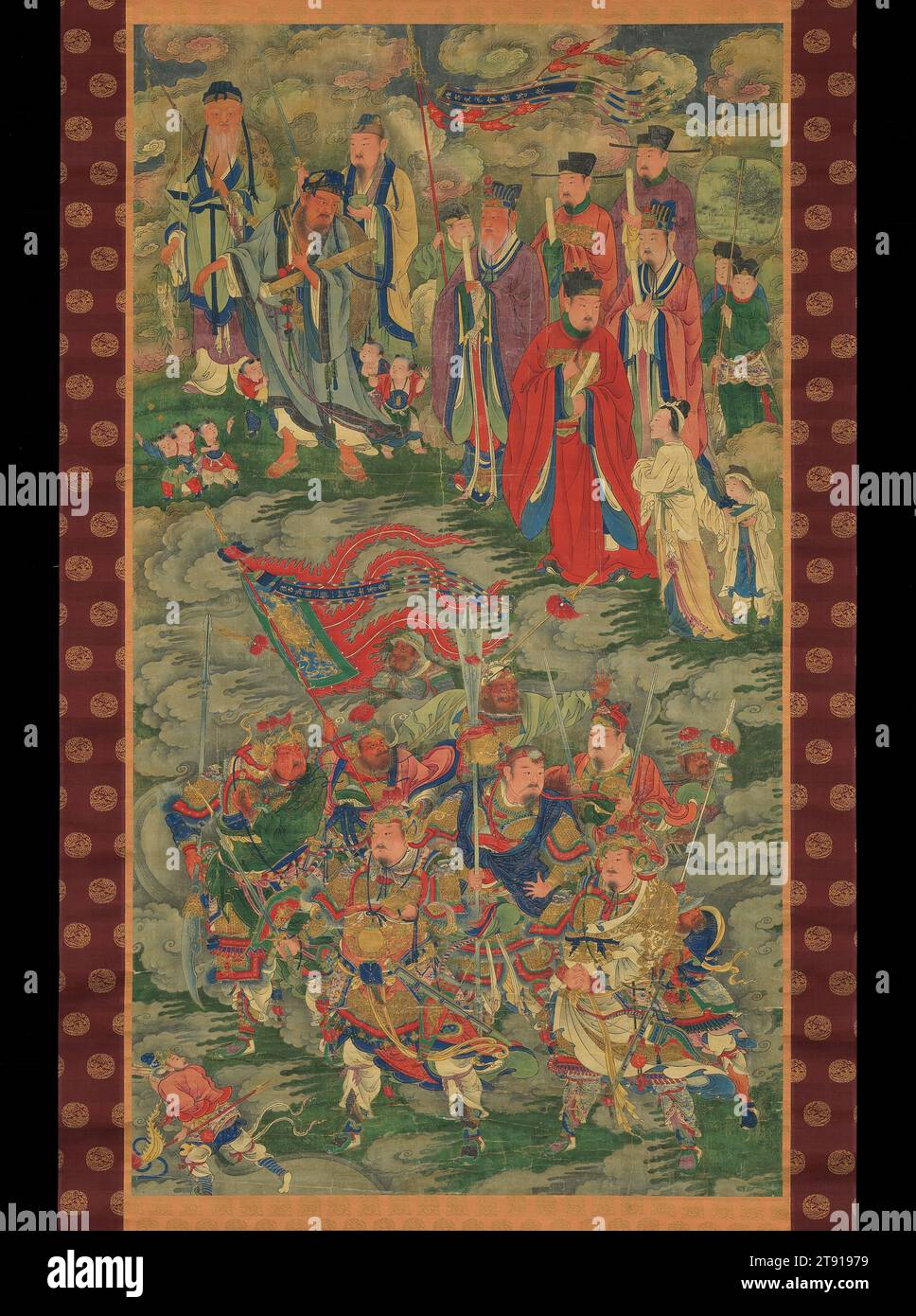 Generäle, die für ihr Land starben, und Beamte früherer Zeiten, ca. 1500, 53 3/16 x 29 7/16 Zoll. (135,1 x 74,8 cm) (Bild)94 3/4 x 39 1/8 Zoll (240,7 x 99,4 cm) (Halterung, mit Walze), Tinte und Farbe auf Seide; hängende Rolle, China, 15.-16. Jahrhundert, diese farbenfrohe Rolle war einst Teil eines „Wasser-Land-Ritual“ (Shuilu)-Gemäldes, die in buddhistischen Leichenriten zu Ehren der Seelen der Toten verwendet wurden. Zwei Figurengruppen sind durch Inschriften in Gold auf Spruchbändern gekennzeichnet, die über ihren Köpfen fliegen. Die acht Figuren, die eine Rüstung im unteren Teil des Gemäldes tragen, sind Generäle, die gestorben sind Stockfoto