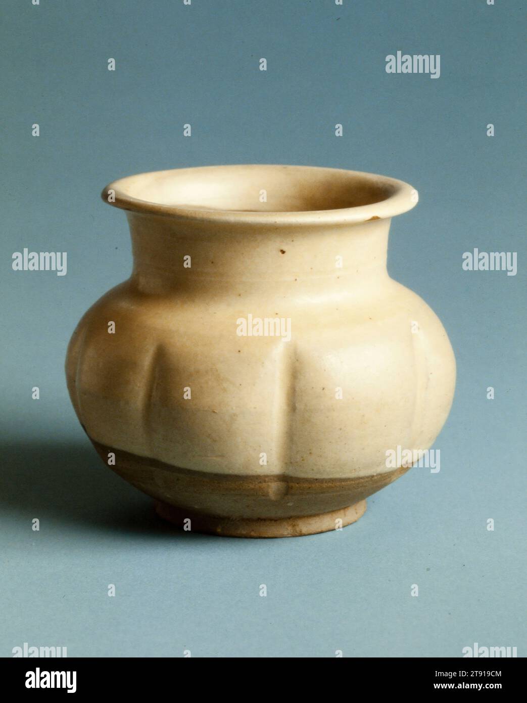 Becher, 11. Jahrhundert, 1/2 x 4 1/4 x 4 1/4 Zoll (11,43 x 10,8 x 10,8 cm), Steingut Chu-lu-hsien (Familie TZ'u-Chou) mit weißem Unterglasur, China, 11. Jahrhundert, einfache weiße Waren gehören zu den frühesten Waren des Typs TZ'u-Chou. Vom 10. Bis zum 12. Jahrhundert hergestellt, wurden an fast allen bekannten TZ'u-Chou-Ofenstandorten dieser Zeit undekorierte weiße Gebrauchsgegenstände gefunden. Die Teile der Gruppe bestehen aus den Grundmaterialien der meisten Waren des Typs TZ'u-Chou, einem gräulichen Tonkörper, der mit einem weißen Slip unter einer transparenten farblosen Glasur bedeckt ist. Stockfoto