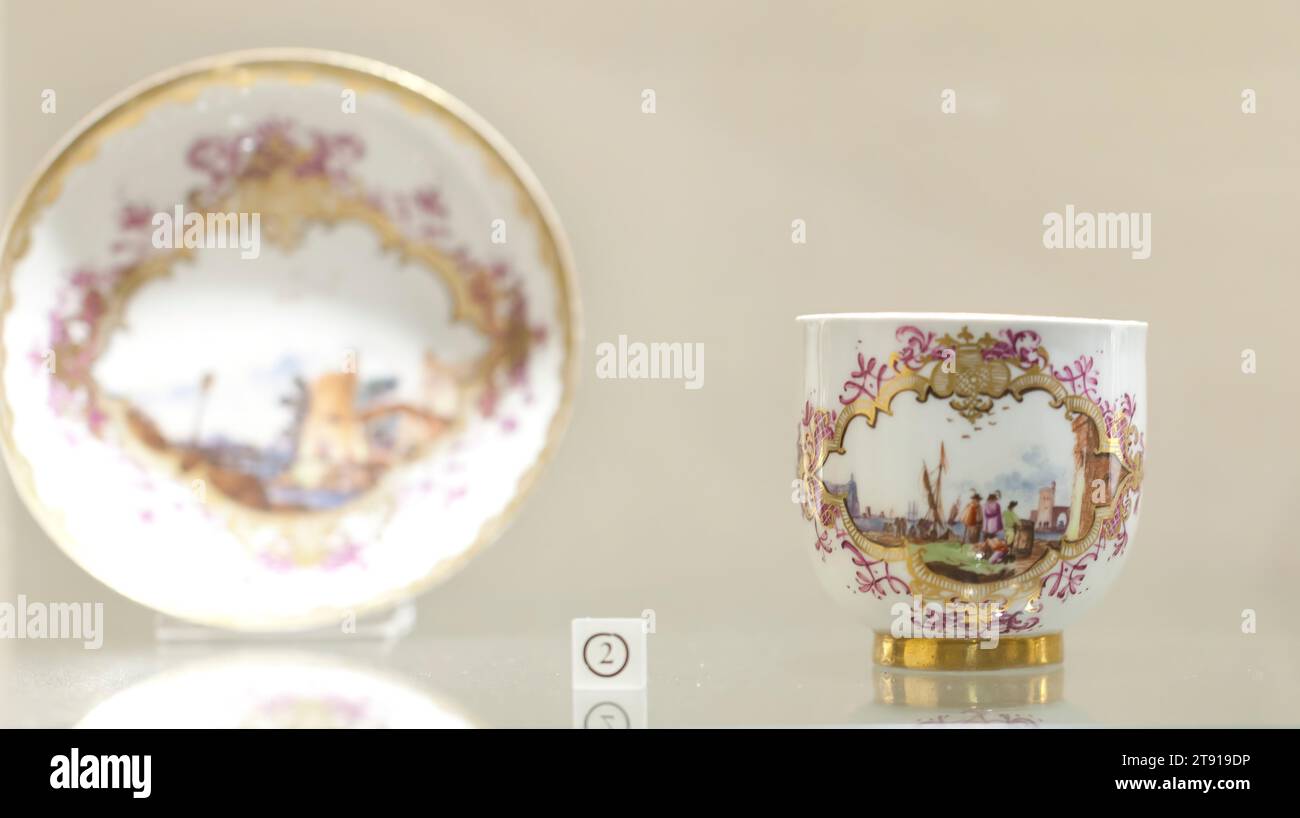 Tasse und Untertasse, vor 1756 (?), Porzellanfabrik Meissen, Deutschland, geschätzte 1710, 2 3/4 x 2 3/4 x 2 3/4 Zoll (6,99 x 6,99 x 6,99 cm), Porzellan, Deutschland, 18. Jahrhundert Stockfoto