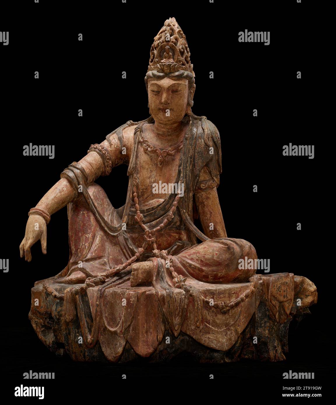 Avalokiteshvara Bodhisattva in der Wasser-Mond-Form (Shuiyue Guanyin), 12. Jahrhundert, 40 1/2 x 33 1/2 x 20 Zoll. (102,9 x 85,1 x 50 cm), Holz, Gesso und Pigmente, China, 12. Jahrhundert, von den vielen Manifestationen des Bodhisattva Avalokiteshvara war vielleicht keines in Ostasien häufiger als die einzigartig chinesische Form, die als „Wasser-Mond Avalokiteshvara“ bekannt ist, die sich später auch nach Korea und Japan ausbreitete. Diese Form des Bodhisattva prägt sein eigenes Paradies, Potolaka, das in der Schrift als zerklüftete Höhle am Meer beschrieben wird, von der aus Avalokiteshvara die Reflexion des Mondes bewundern konnte Stockfoto