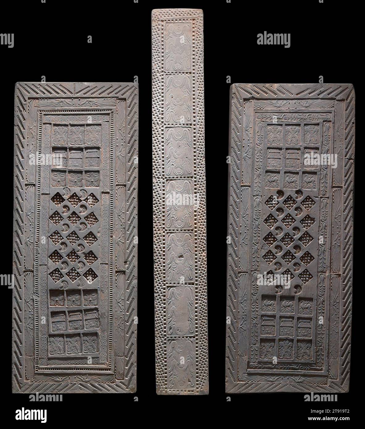 Grabfliese, 1. Jahrhundert, 45 x 17 1/8 x 1/4 cm (114,3 x 43,5 x 13,3 cm), geprägtes Steingut, China, 1. Jahrhundert, während der Han-Dynastie (206 v. Chr.–200) wurden Grabstätten der Oberschicht oft aus großen Hohlziegeln gebaut, die mit geometrischen und figuralen Ornamenten verziert waren. Dieses Paar Wandfliesen und Türpfosten stammt aus der Hauptgräberkammer eines Grabes in der Provinz Henan. Die beiden größeren Fliesen haben Ränder und eine Mitteltafel, die mit eingeprägten Rechtecken mit geometrischen und Pfauenmotiven verziert ist. Zu den verbleibenden Motiven gehören wilde Figuren, die wahrscheinlich Exorzisten darstellen (fang xiang shi). Stockfoto