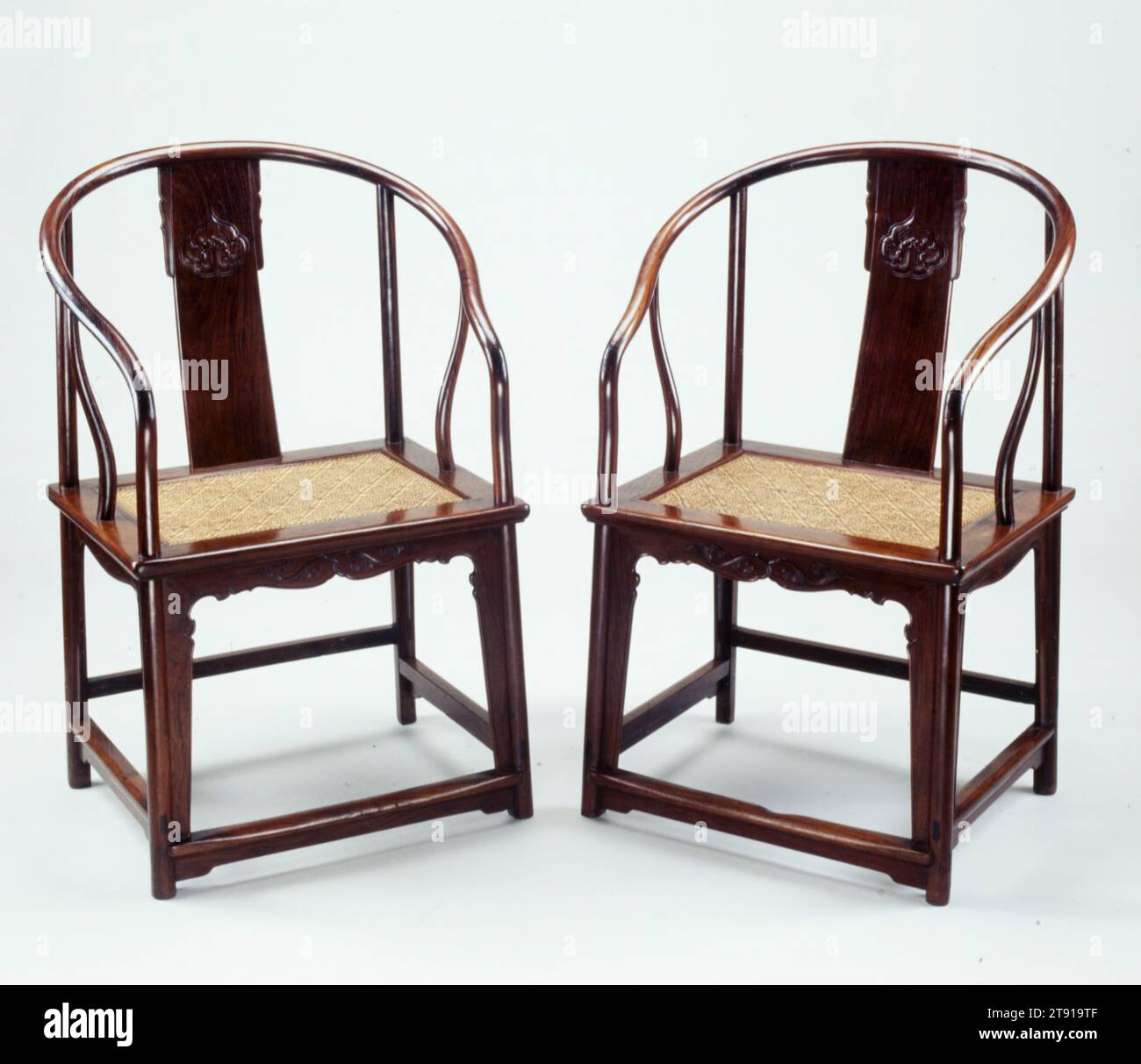 Durchgehender Rundsessel, ca. 1550, 40 1/2 x 24 3/8 x 19" (102,9 x 61,9 x 48 cm), Huang hua-li, Rohrstock, China, 16. Jahrhundert Stockfoto