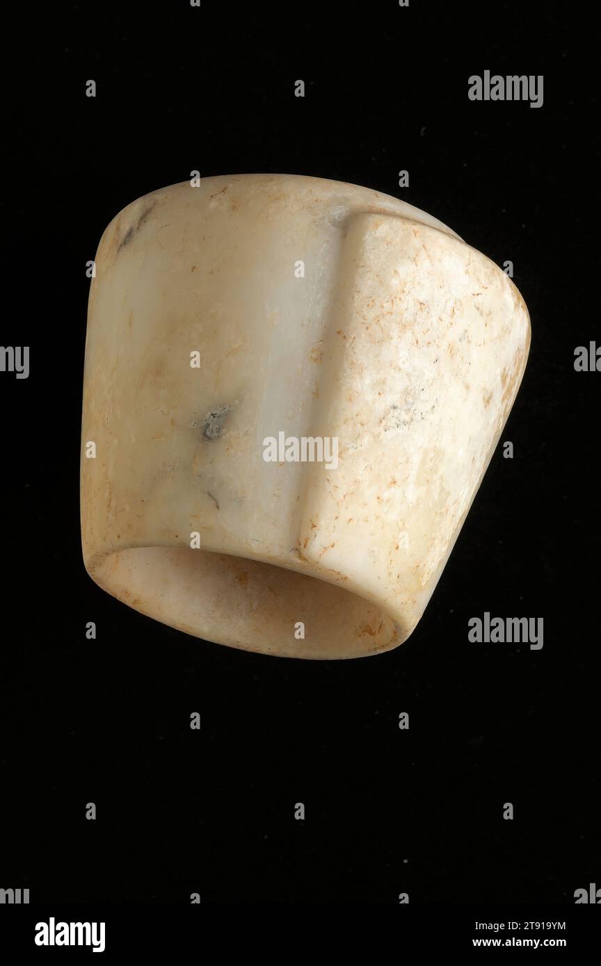 Armband in Form einer Conch, ca. 6.-2. Jahrhundert v. Chr., 3-1/8 x 3-13/16 x 3-11/16 Zoll (7,9 x 9,7 x 9,4 cm), Marmor, Thailand, 7.-1. Jahrhundert v. Chr., dieses Marmorarmband imitiert vage die Form einer Muschelschale. Die Archäologie in den Flussbecken des Lopburi-Pa Sak in Zentralthailand hat die Bedeutung von Muschelschmuck für die frühbronzezeitlichen Bewohner bestätigt. Muschelschalen, groß genug für Armbänder, mussten aus Küstensiedlungen in diese Region importiert werden, was sie zu relativ wertvollen Gegenständen machte. Stockfoto