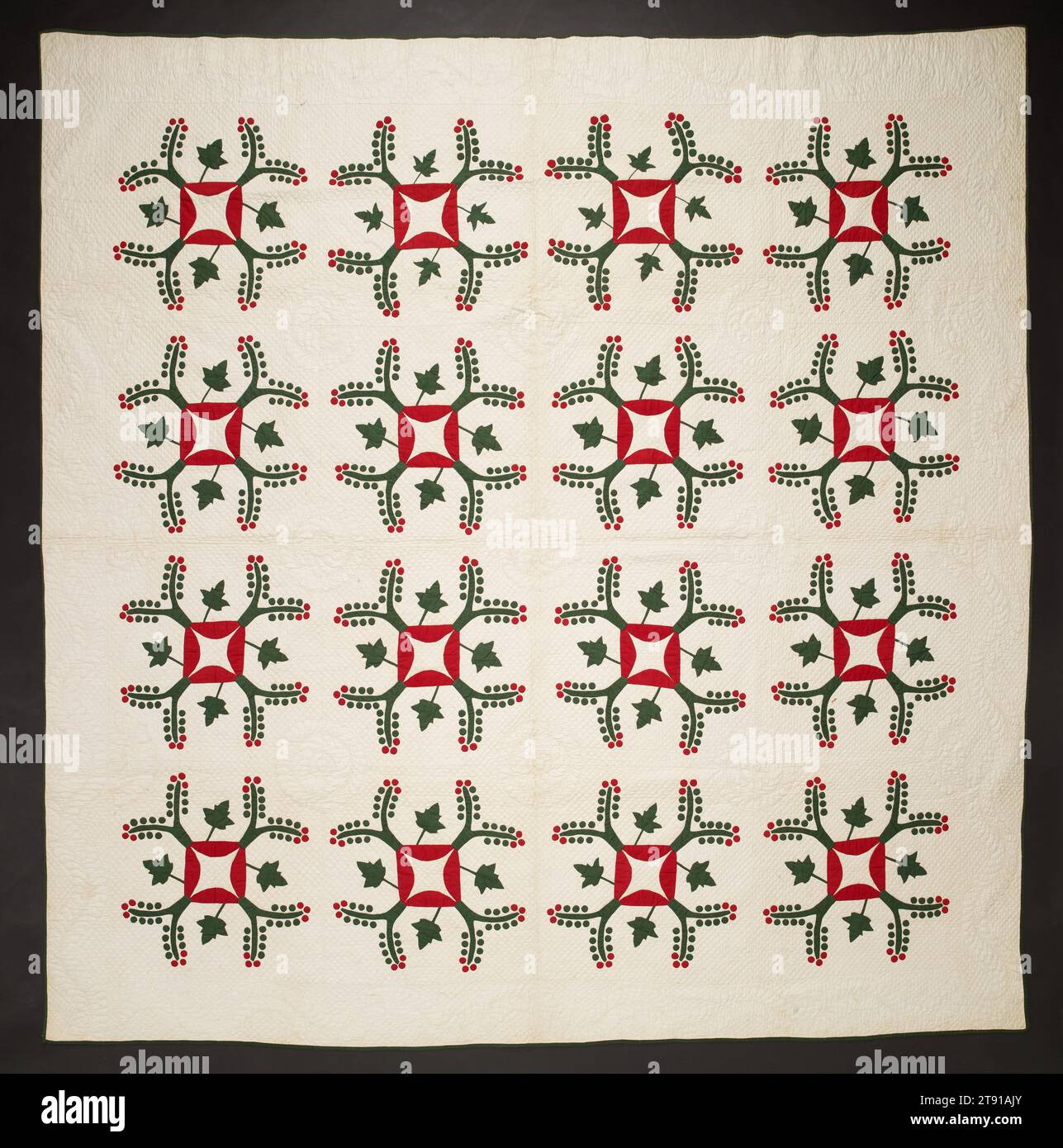 Cherry Quilt, 1859, Mary Ellen Jones, amerikanisch, (Maine), geboren 1839, 95 x 97 Zoll (241,3 x 246,38 cm), Baumwolle; zusammengesetzt, appliziert und gesteppt, im 19. Jahrhundert vollendete Mary Ellen Jones 1859, als sie zwanzig Jahre alt war, ihren „Kirschquilt“. Normalerweise bestehen Quilts aus drei Schichten: Einer Stoffoberseite, einer mittleren Schicht aus Baumwollwatte, Stoff oder sogar Papier und einer Stoffunterlage. Diesem fehlt eine mittlere Schicht, eine Designauswahl, die Jones's feine Nähte erleichterte. Sie packte bis zu 14 kleine Stiche in einen Zentimeter Handquilt. Stockfoto