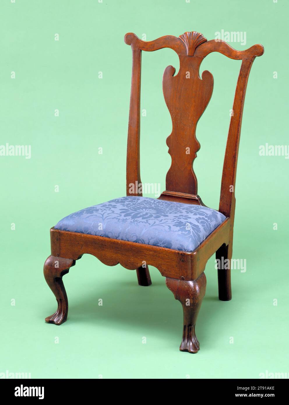 Hausschuh, ca. 1760-1790, 35 x 20 1/2 x 17 Zoll (88,9 x 52,07 x 43,18 cm), Nussbaum, Tuch, USA, 18. Jahrhundert, dieser niedrig sitzende Stuhl ist ein seltenes Beispiel für diese Form, er könnte als Kinderstuhl verwendet worden sein Stockfoto