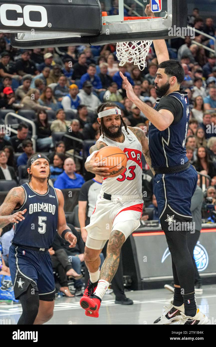 Orlando, Florida, USA, 21. November 2023, Toronto Raptors Wachmann Gary Trent Jr. #33 fährt unter den Korb im Amway Center. (Foto: Marty Jean-Louis/Alamy Live News Stockfoto