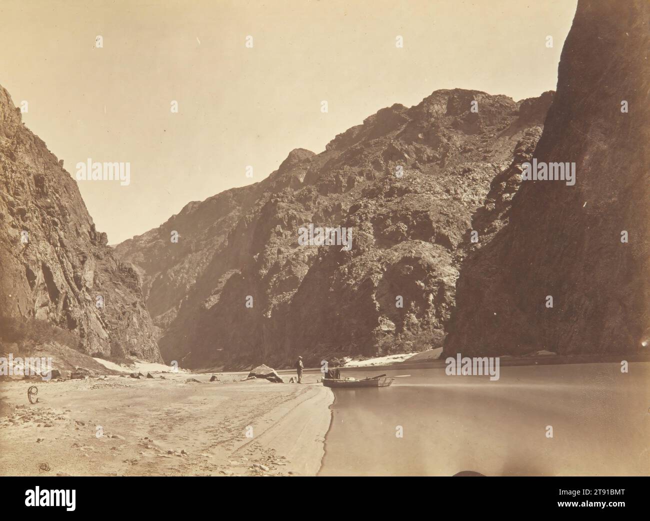 Black Canyon, Colorado River, Blick von Mirror Bar, 1871, Timothy H. O'Sullivan, amerikanische Küche, 1840 - 1882, 8 x 7/8 Zoll (20,32 x 27,62 cm) (Bild)16 x 19 15/16 Zoll (40,64 x 50,64 cm) (Mount), Albumendruck, USA, 19. Jahrhundert, Timothy H. O’Sullivan begann seine Karriere in der Fotografie, indem er für das Militär arbeitete, um den Bürgerkrieg (1861–65) zu dokumentieren. Später begann er Landschaften auf militärischen und geographischen Expeditionen zu fotografieren, bei denen er ein nasses Kollodeon-Verfahren benutzte, eine Technik, die es ihm ermöglichte, eine tragbare Dunkelkammer zu haben, die darin Bilder entwickeln konnte Stockfoto