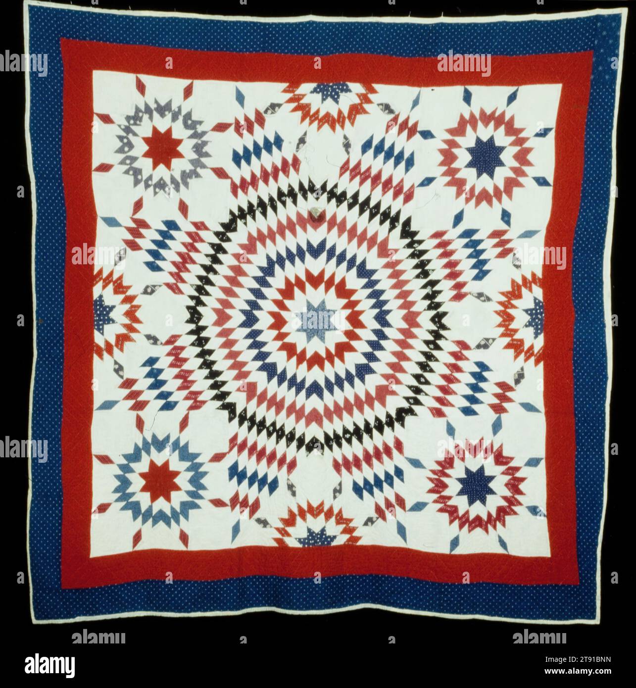 Sternsteppich, Ende 1800er, 77 x 76 cm (195,58 x 193,04 cm), Baumwolle; zusammengesetzt und gesteppt, USA, 19. Jahrhundert, in den Vereinigten Staaten waren von den 1840er bis 1875 Sternchen beliebt, vielleicht aufgrund des Einflusses von Kaleidoskopen. Die Kaleidoskope wurden erstmals 1816 hergestellt und in den folgenden Jahrzehnten perfektioniert Stockfoto