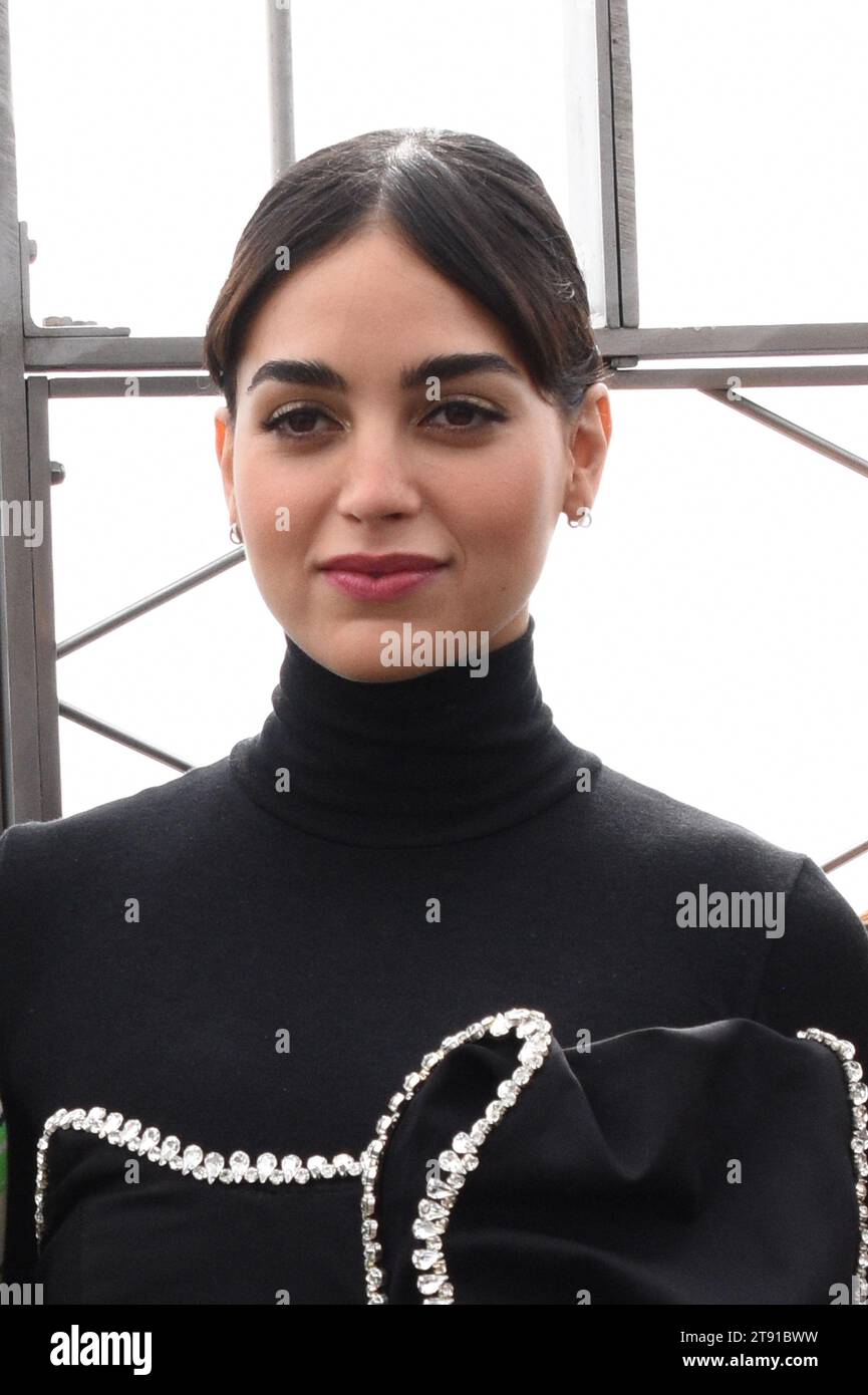 **DATEIFOTO** Melissa Barrera feuerte von Scream VII über Social Media Post auf Israel Palästina. NEW YORK, New YORK – 6. MÄRZ: Melissa Barrera, dargestellt als The Cast of Scream VI, wird das Empire State Building besuchen, um für die bevorstehende Veröffentlichung des Films am 6. März 2023 in New York City zu werben. Hinweis: Mpi099/MediaPunch Stockfoto