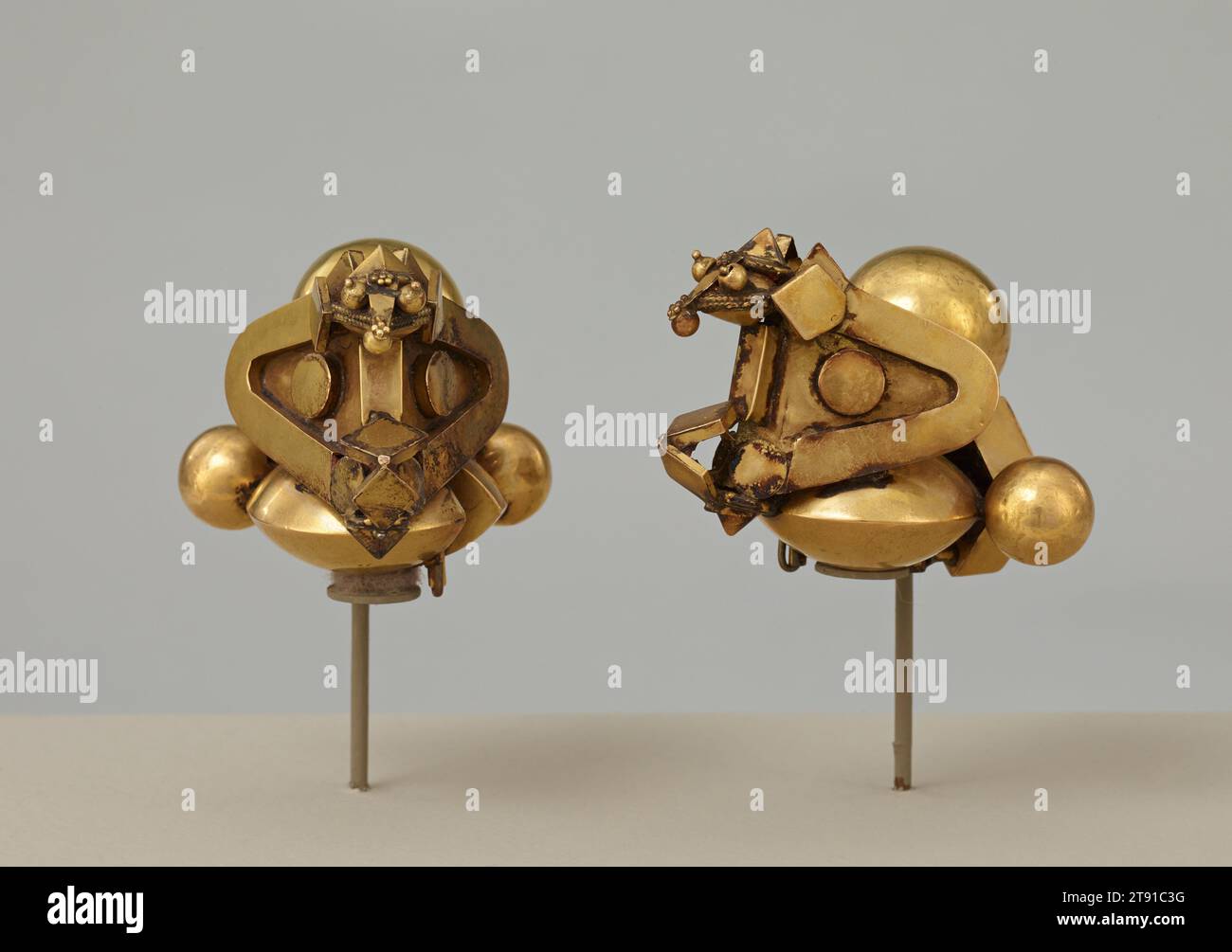 Pambadam Ohrringe, 19.-20. Jahrhundert, 1/4 x 2 x 1/8 Zoll (5,72 x 5,08 x 5,4 cm), Gold, Indien, 19.-20. Jahrhundert, die einzigartige Form dieser Ohrringe repräsentiert ein abstraktes Bild einer Kobra, die Eier auf ihrem Nest legt. In der komplexen Anordnung geometrischer Formen kann man zwei wulstige Augen auf einer weit verbreiteten Haube erkennen. Besonders in ländlichen Regionen Südindiens, wo diese Ohrringe häufig getragen wurden, werden Schlangen gleichzeitig verehrt und gefürchtet. Sie signalisieren zwar Schutz, aber ihre enge Verbindung mit Wasser und Erde macht sie auch zum Wahrzeichen von Glück und Fruchtbarkeit Stockfoto